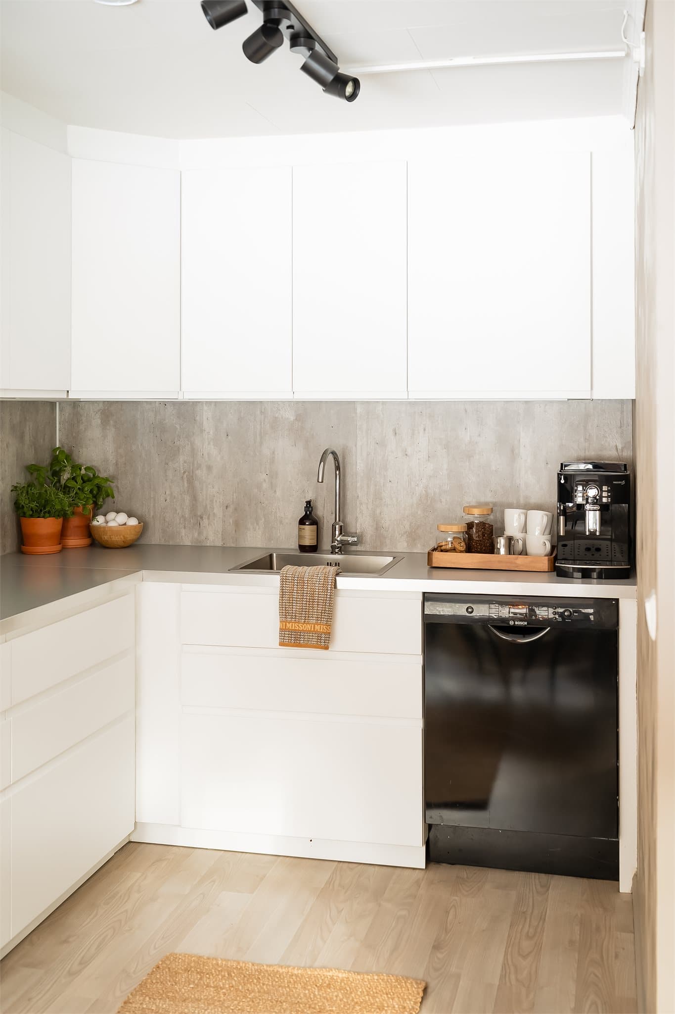 Over- og underskap gir gode oppbevaringsmuligheter.