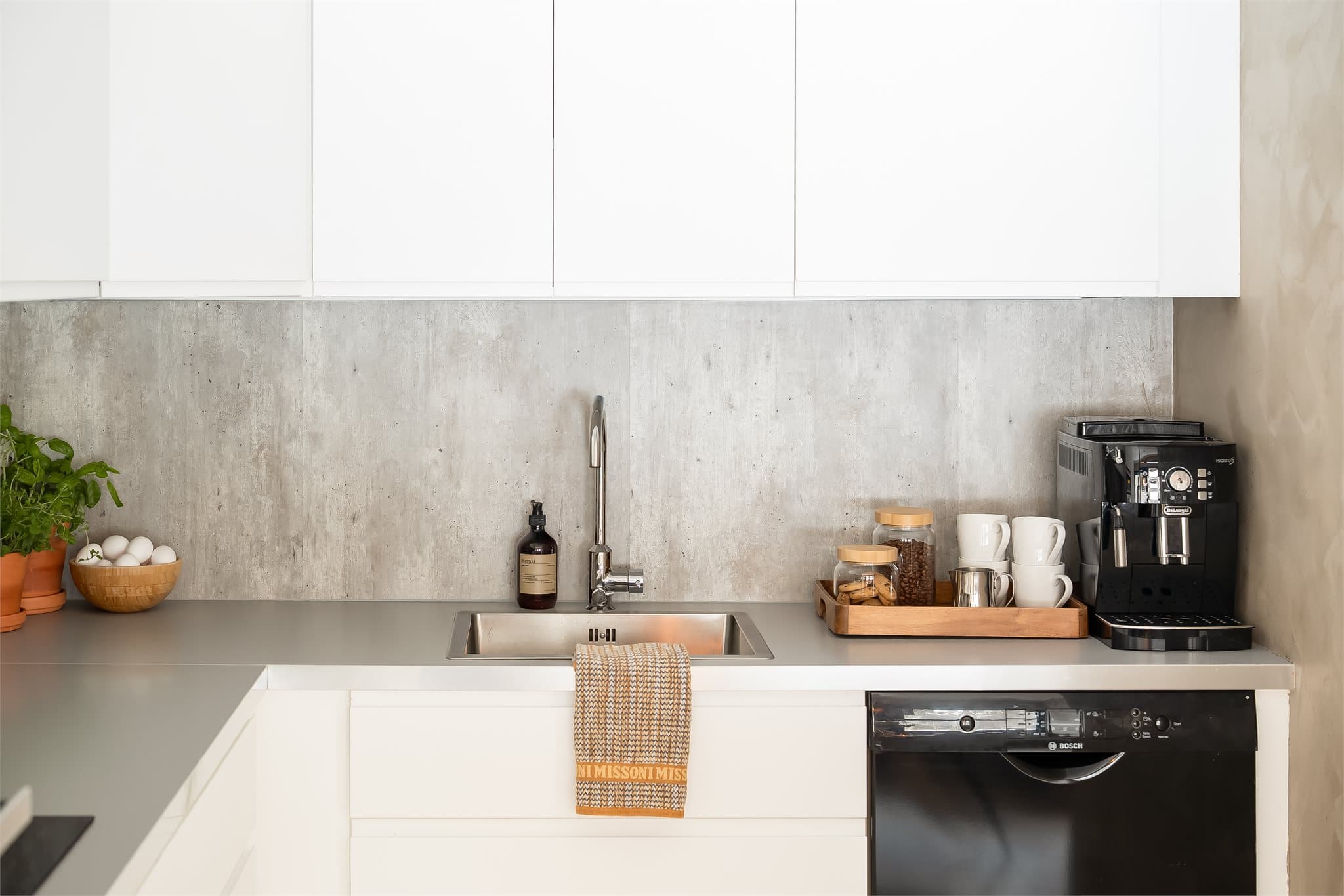 Moderne og lyst kjøkken med slette fronter.