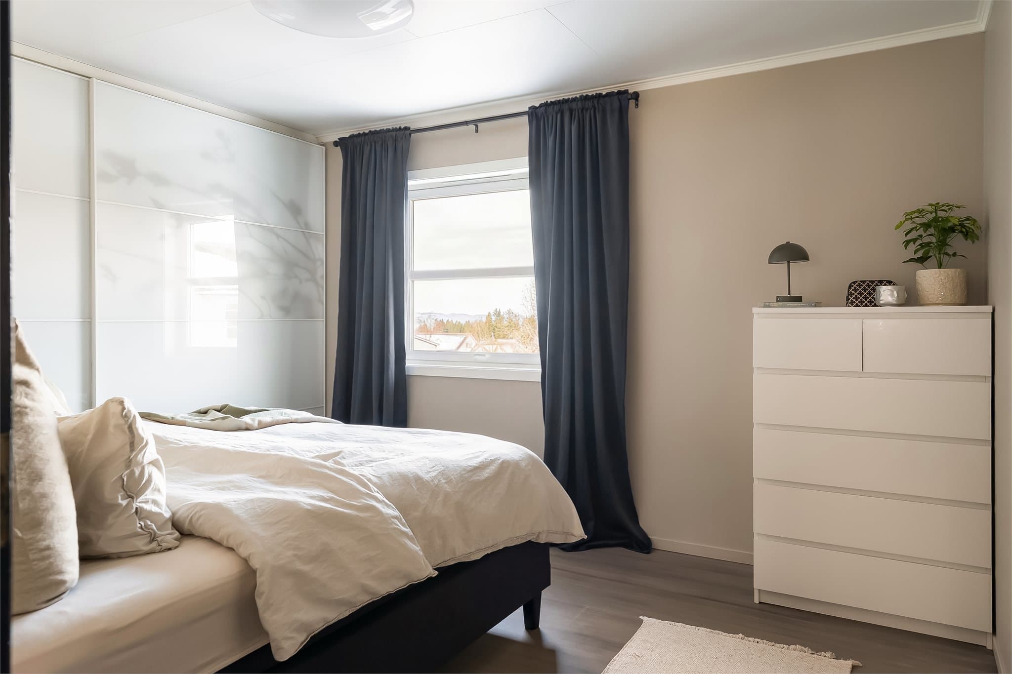 Vinduet slipper inn godt med naturlig lys og bidrar til en lys og behagelig romfølelse.