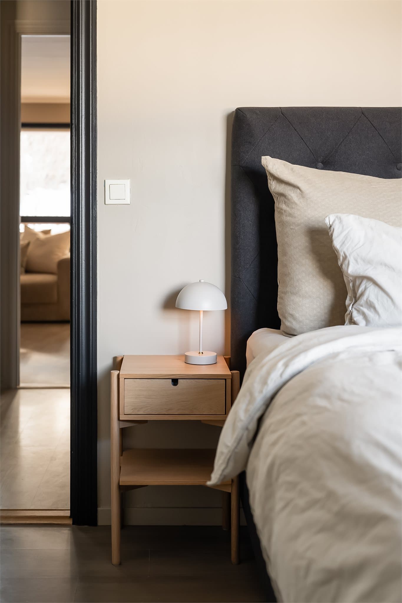 Rommet har en rolig og behagelig atmosfære med lune farger.