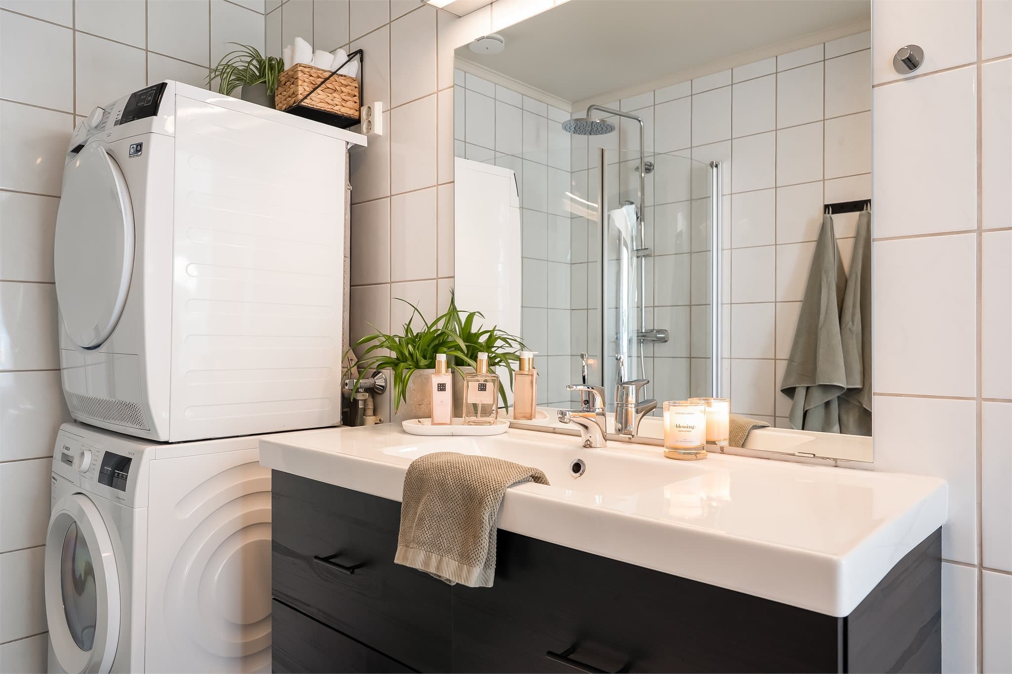 Flislagt baderom med varme i gulvet og opplegg for vaskemaskin.