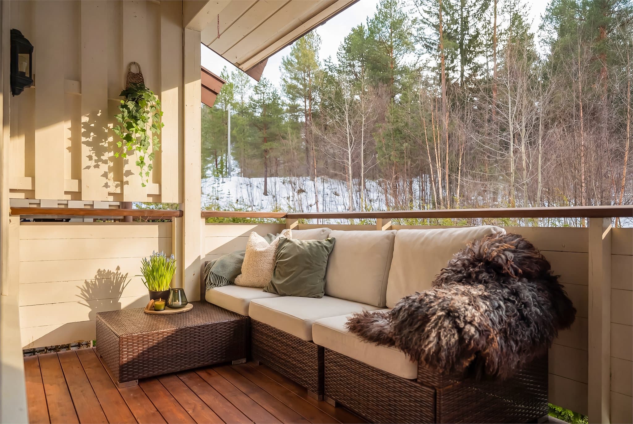 Sjarmerende og solrik balkong med utsyn mot grønne omgivelser. Her bor man skjermet med beliggenhet vendt mot friareal.