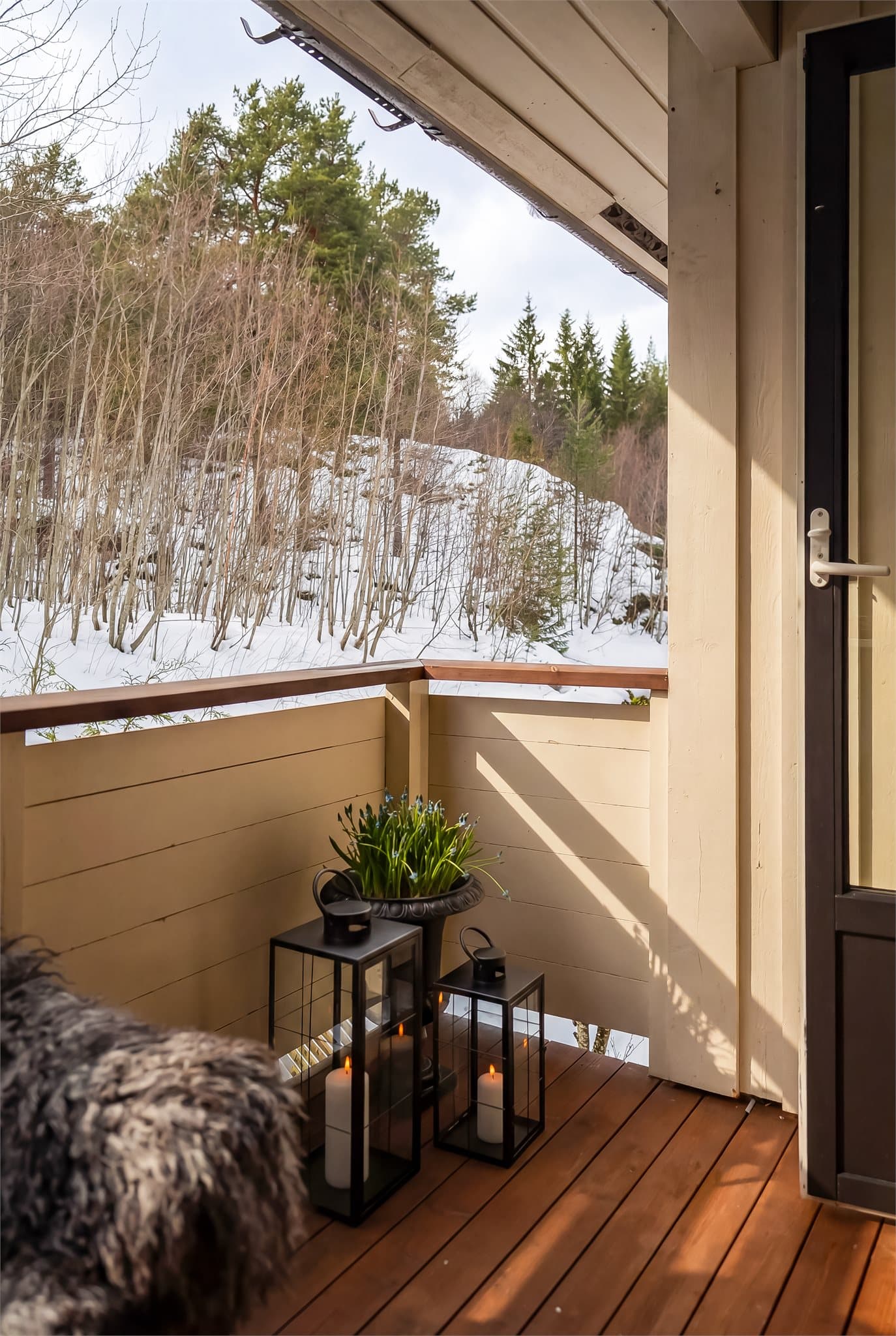 Her er det plass til sittegruppe for rolige stunder utendørs. Balkongen er sydvestvendt og har gode solforhold.