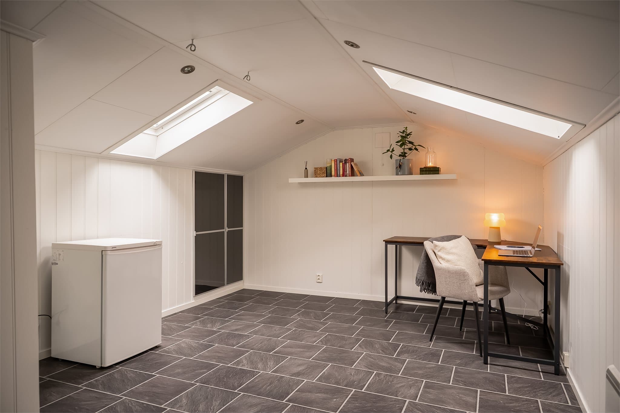 Lofstetasjen er på 15 kvm målbart areal. I tillegg til gulvarealet er det mye oppbevaringsplass i kneloft.