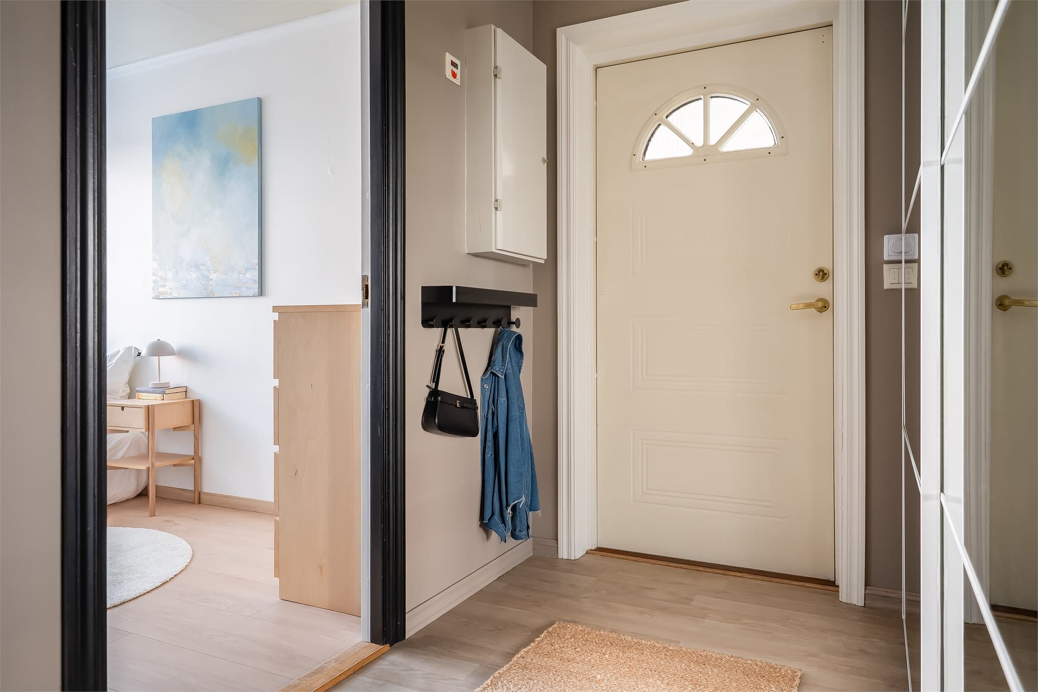 En lys og oversiktlig entré som gir et godt førsteinntrykk av boligen.