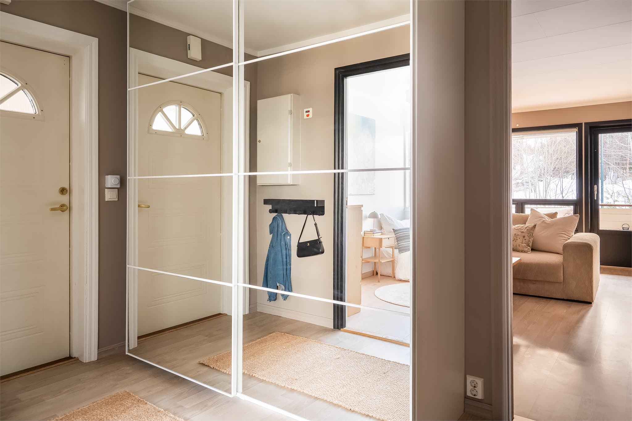 Innbydende entré med garderobeløsning med speilfronter som gir gode oppbevaringsmuligheter.