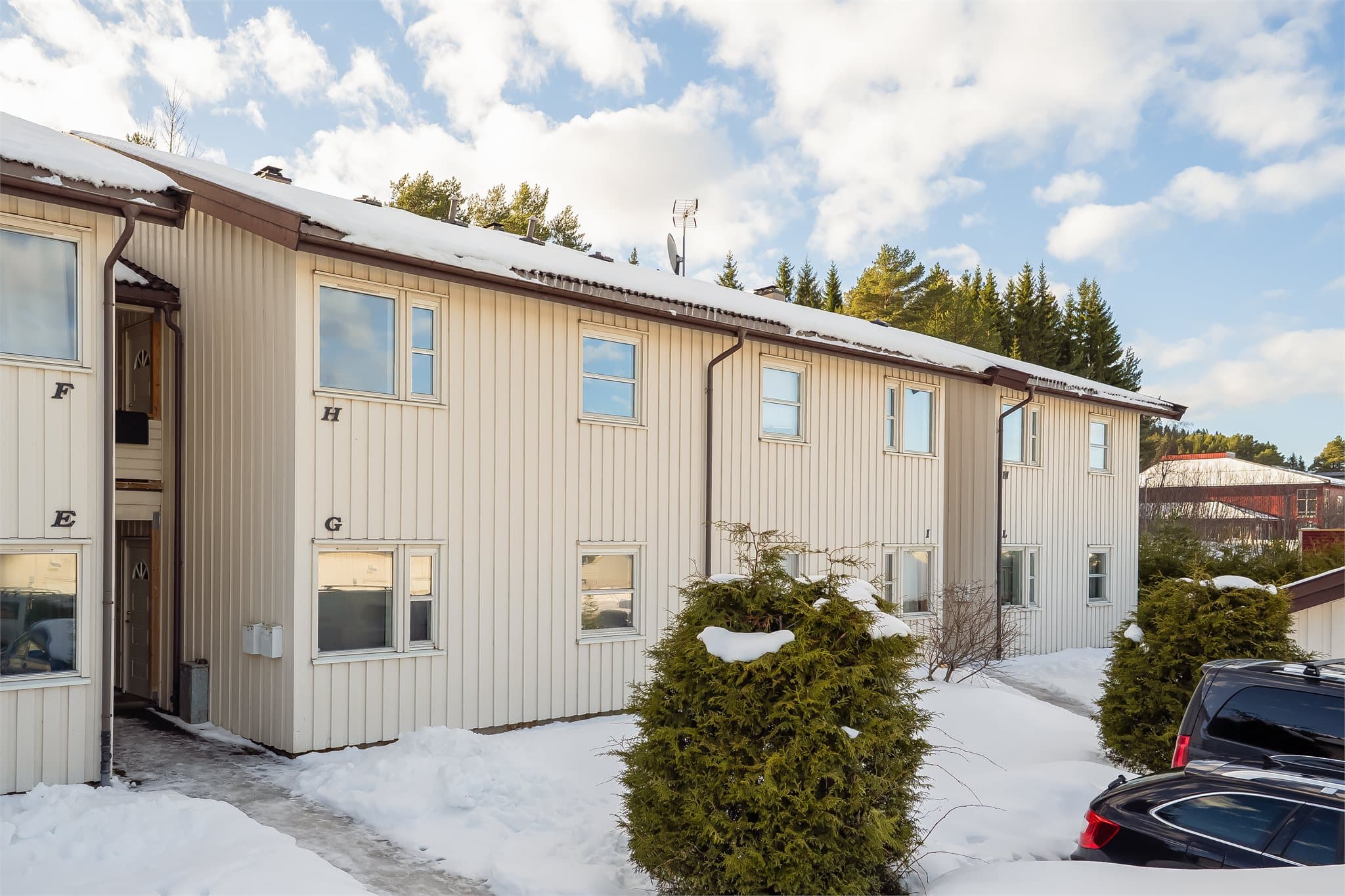 Nabolaget oppleves som trygt og familievennlig med lite trafikk.