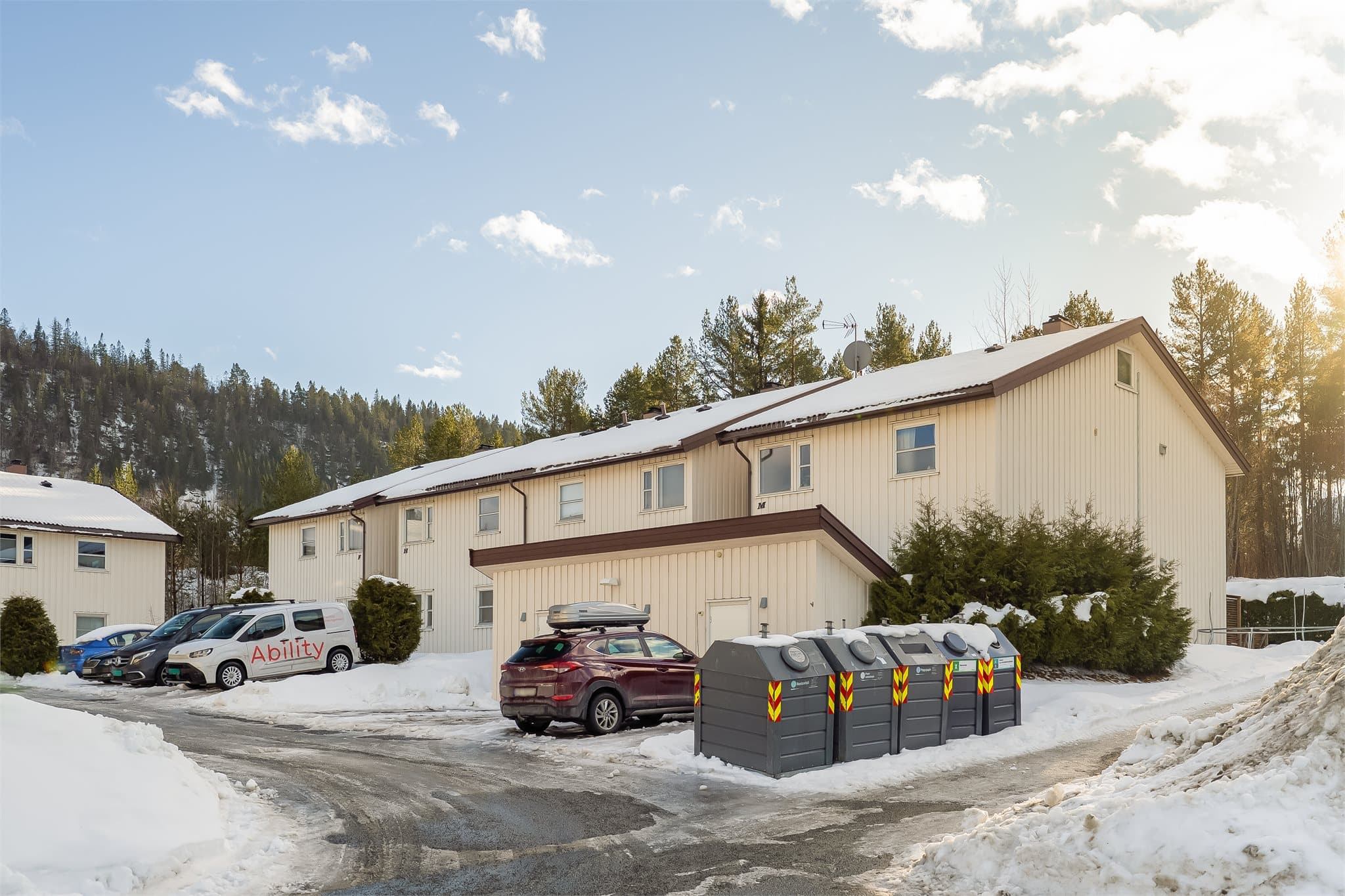 Fast parkeringsplass på tunet utenfor huset samt privat utebod medfølger.