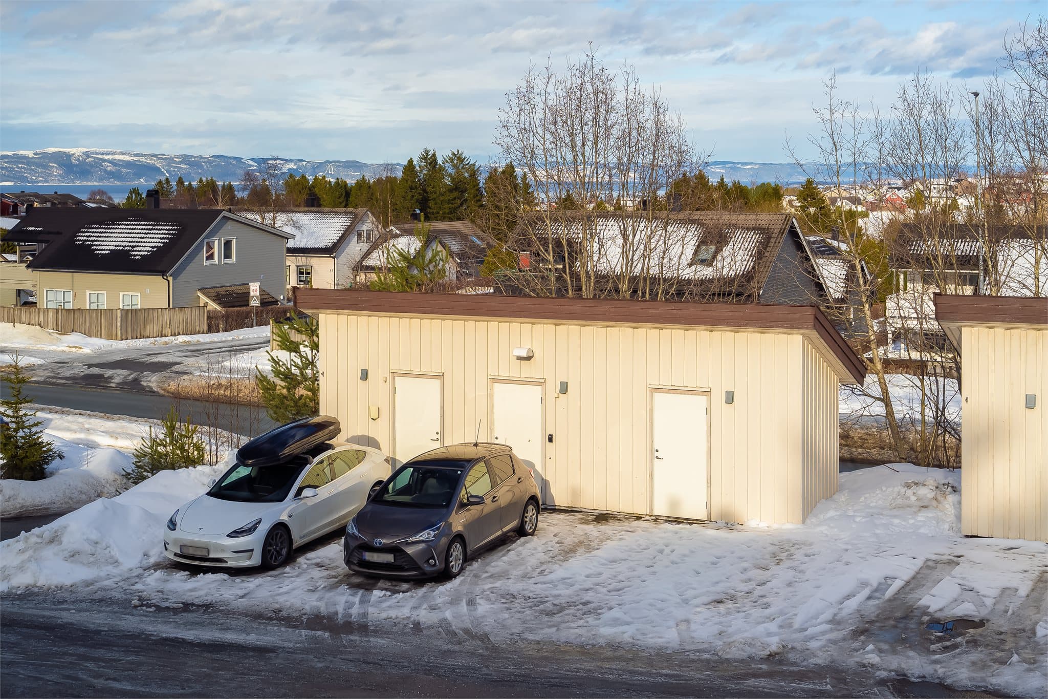 Boligen disponerer en praktisk utvendig bod med gode oppbevaringsmuligheter.