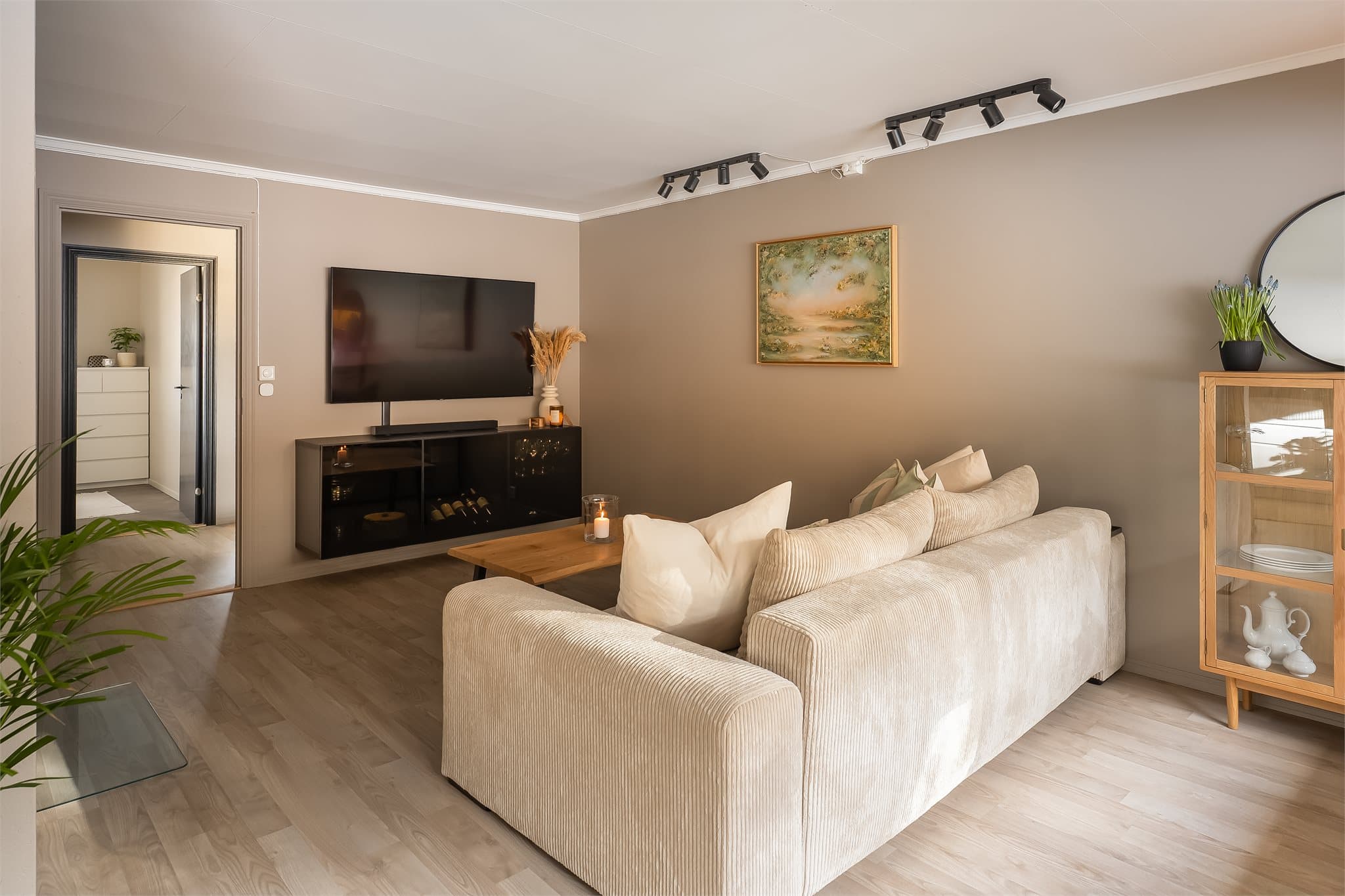 Innbydende stue med lyse farger som skaper en behagelig atmosfære.