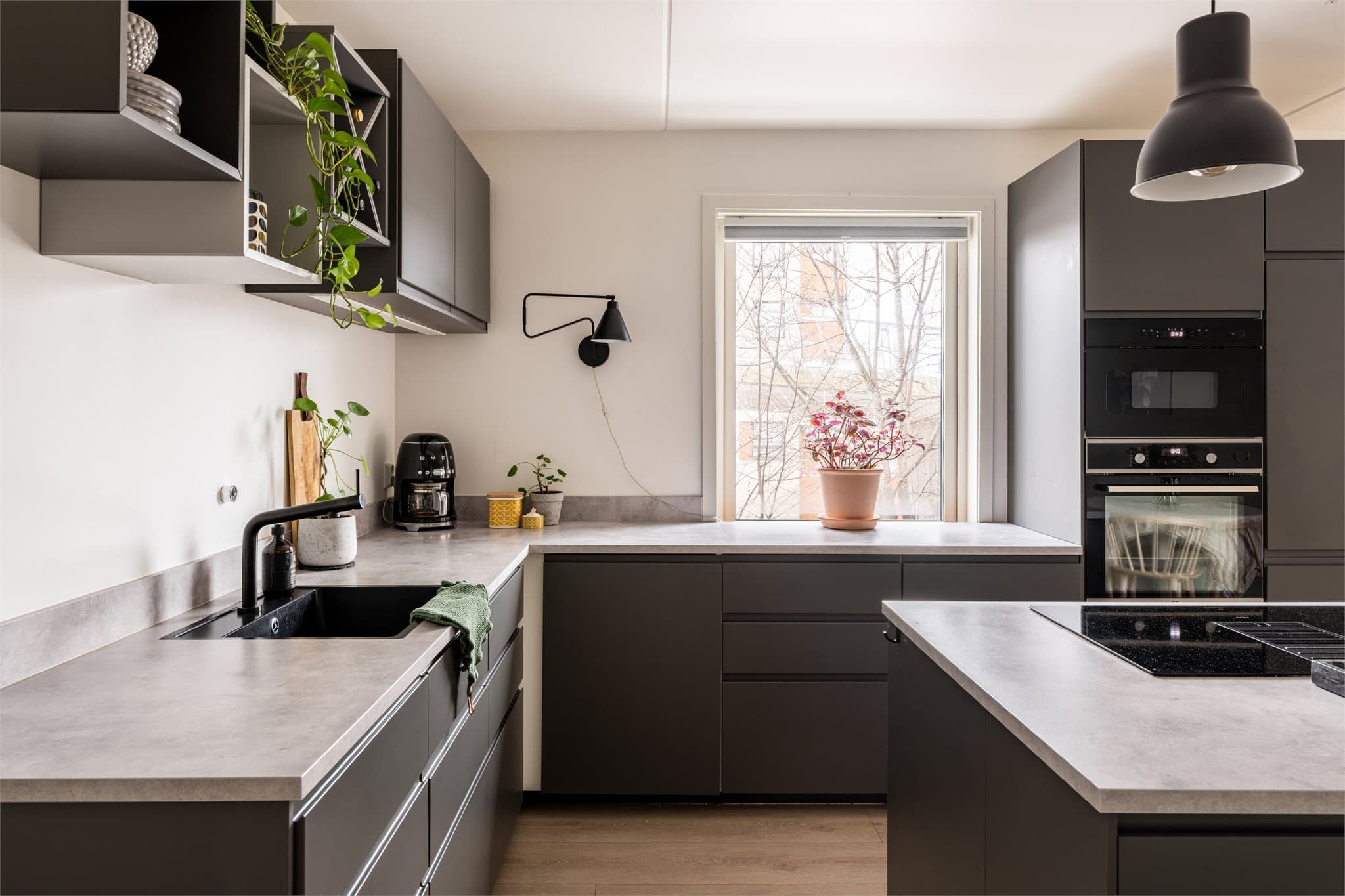 Det er lagt vekt på solide materialvalg som gir et helhetlig uttrykk.