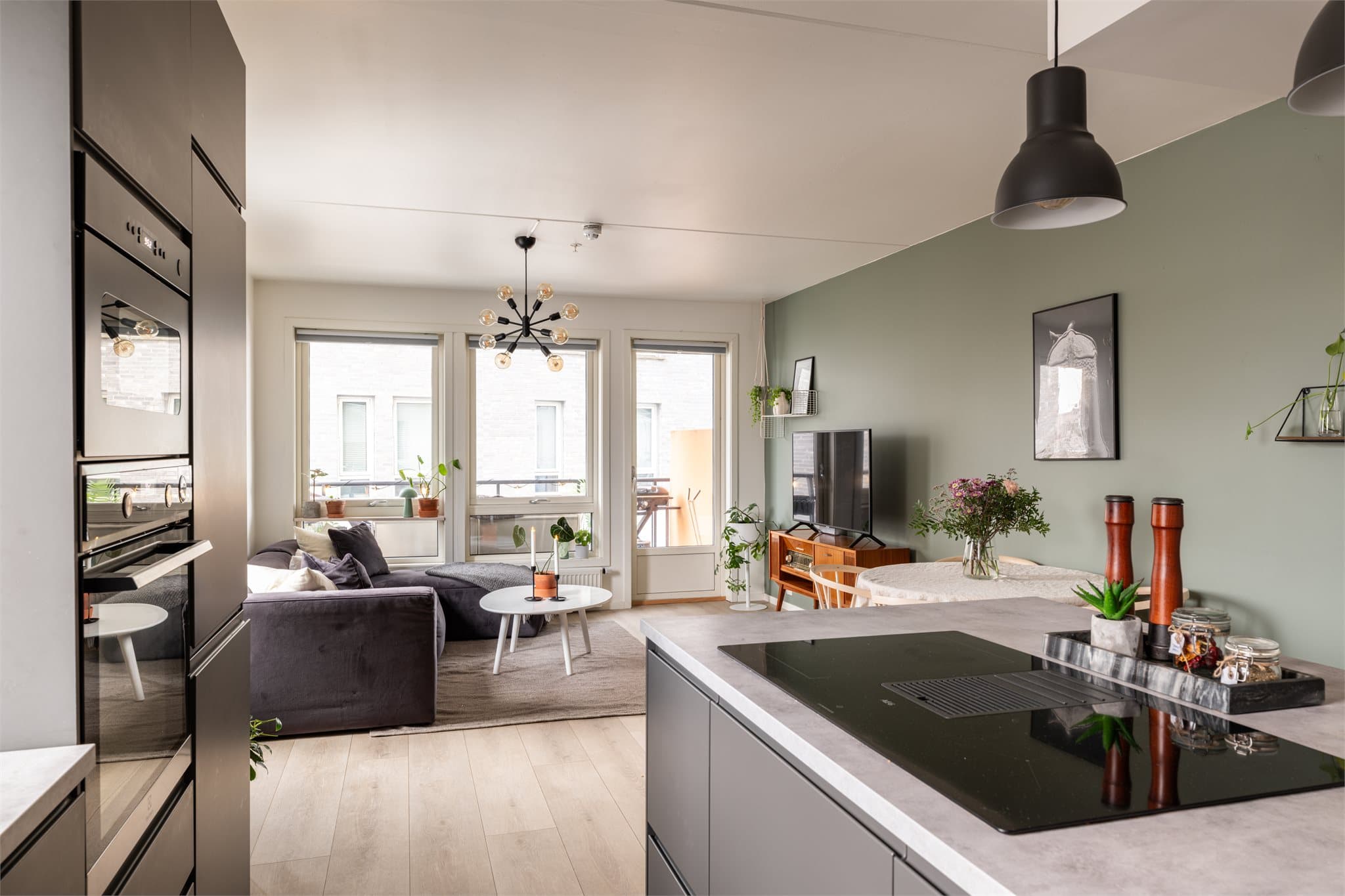 Den romslige kjøkkenøyen tilfører både ekstra benkeplass og gode oppbevaringsmuligheter, og skaper en naturlig sosial sone for matlaging og samvær.