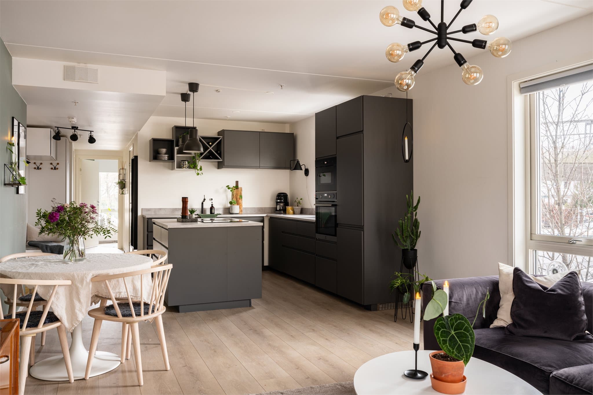 Stort, luftig allrom med plass til spisegruppe mellom sonene.