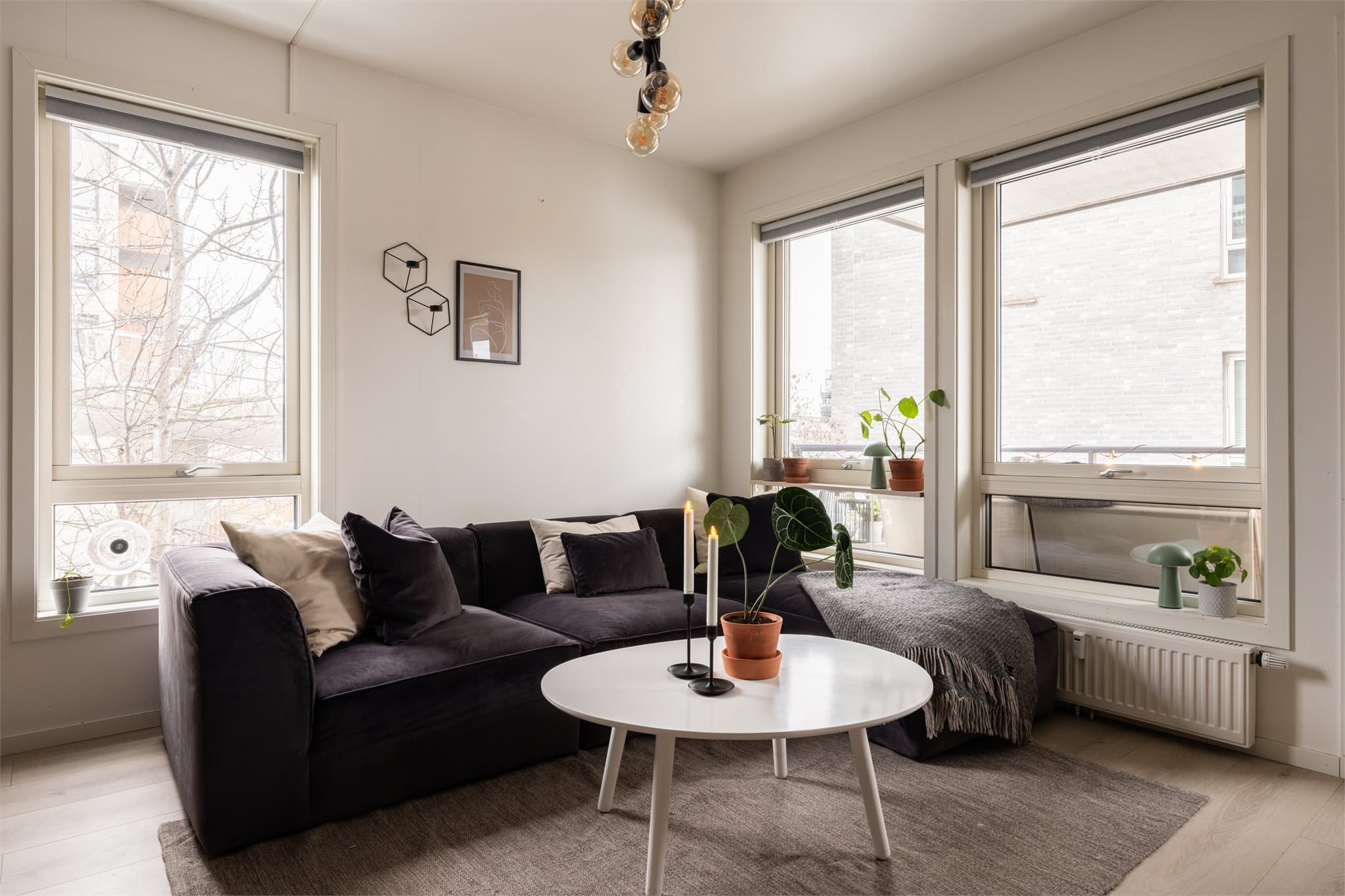 Velegnet plass til en romslig sofagruppe som innbyr til hygge.