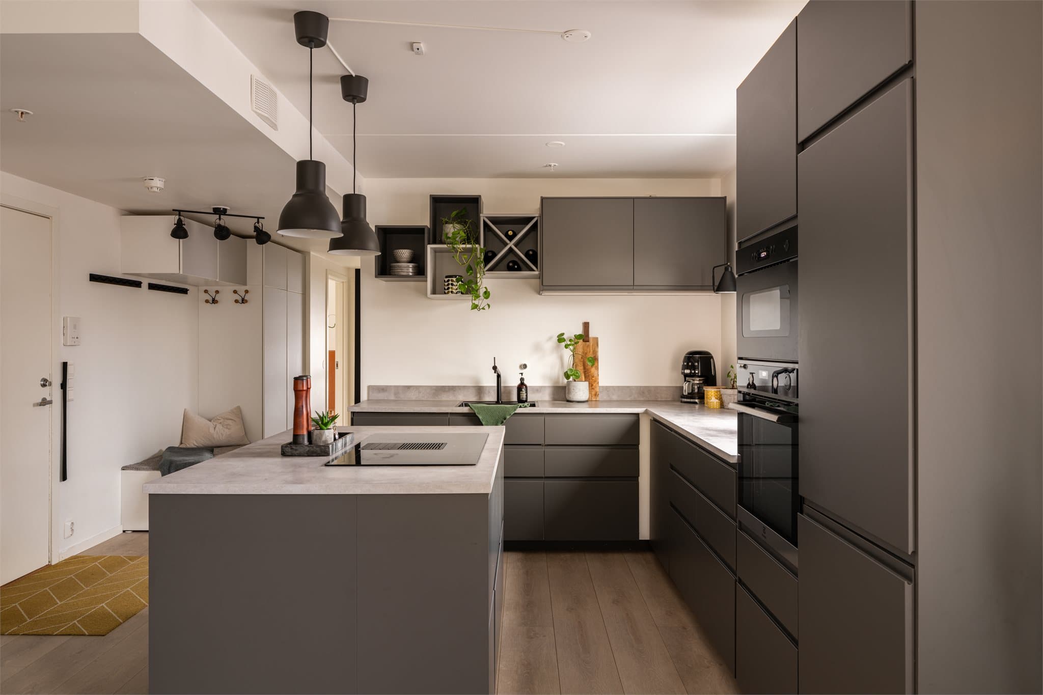 Kjøkkenet er nytt fra 2020 og har delikat utførelse med god kombinasjon av skap- og benkeplass.