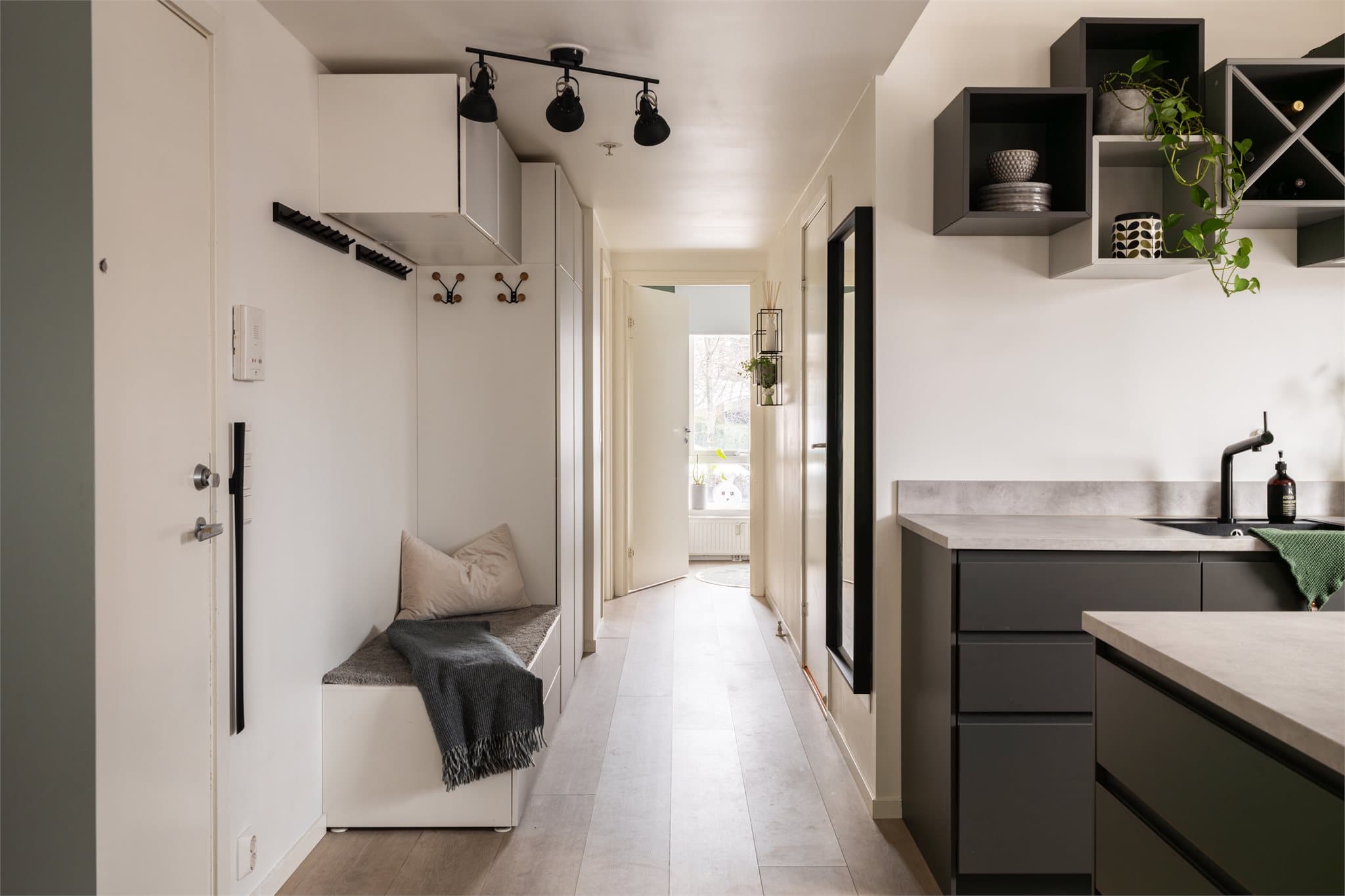 Soverommene ligger i en ene enden av leiligheten, praktisk skjermet fra oppholdsrommet.