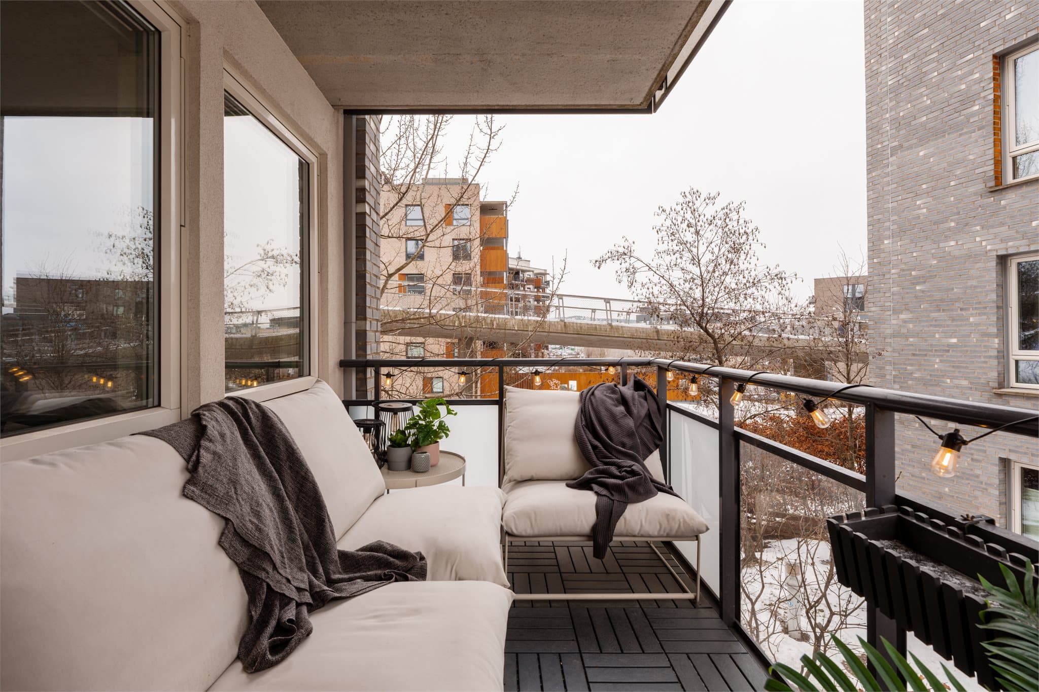 Balkongen har gode solforhold og fungerer som en naturlig forlengelse av stuen på sommerhalvåret.