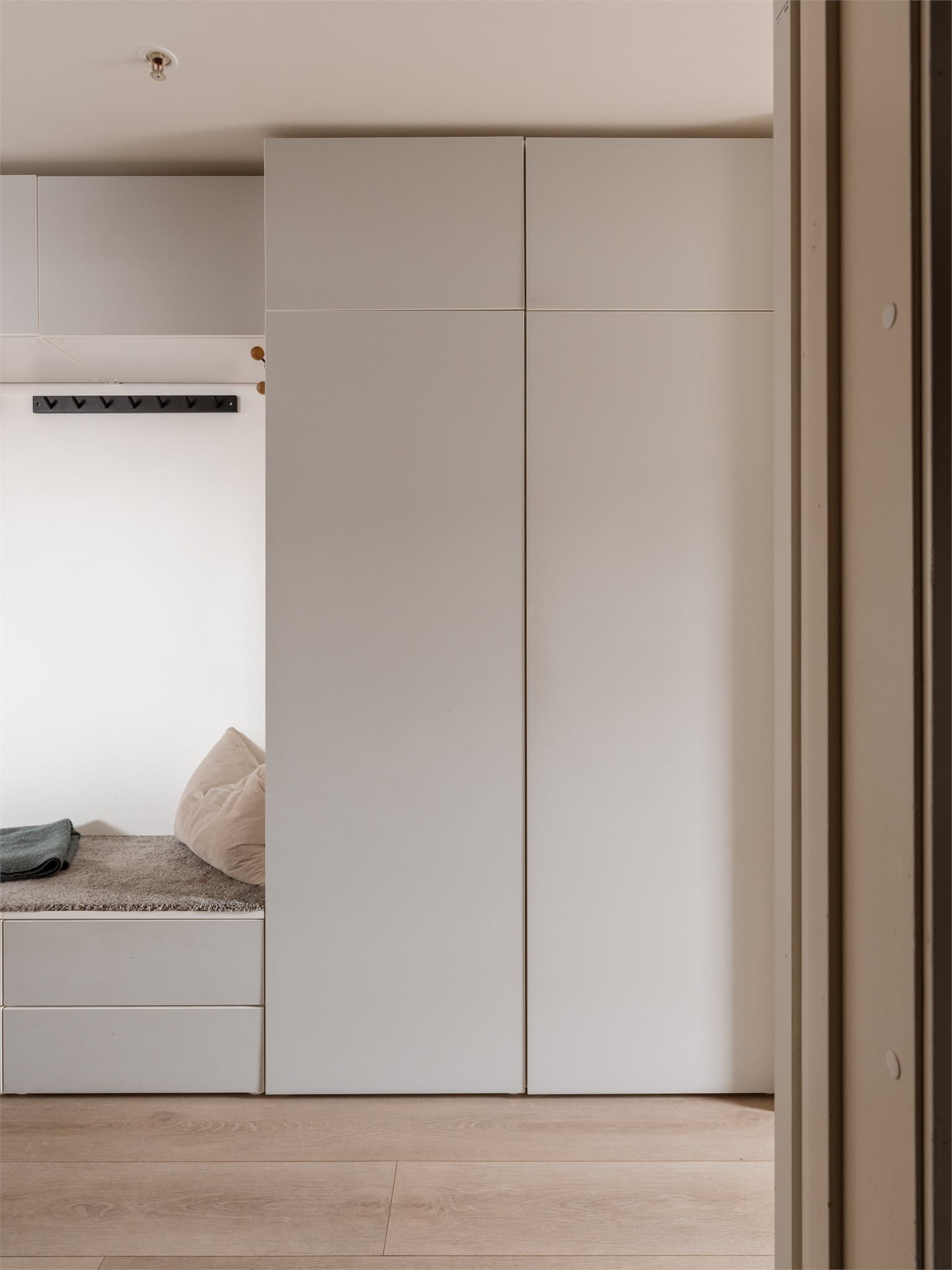 Den smarte løsningen gjør det enkelt å holde orden i både yttertøy og sko.