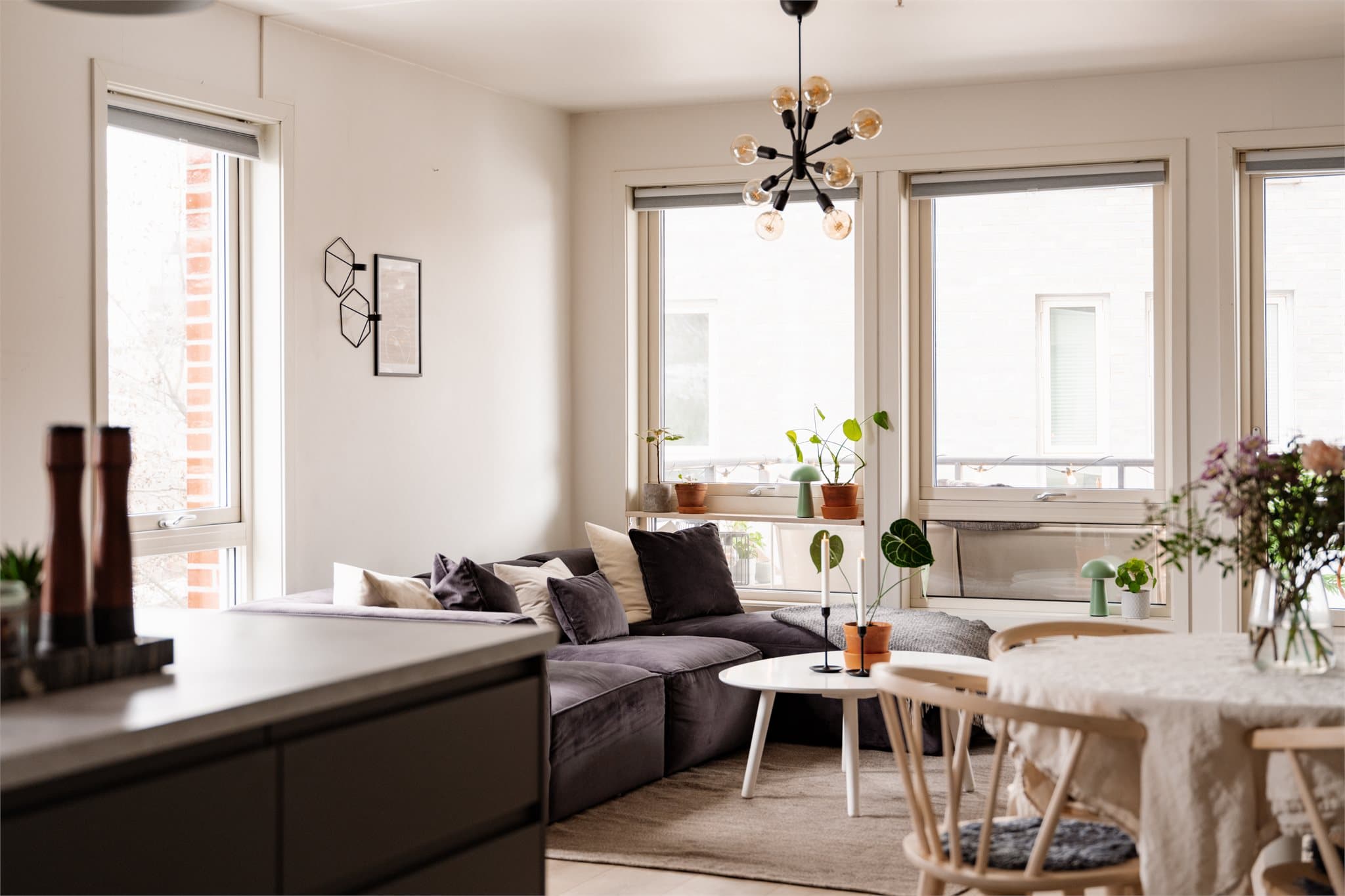 Leiligheten har svært gode lysforhold som følge av takhøye vinduer på tre kanter.