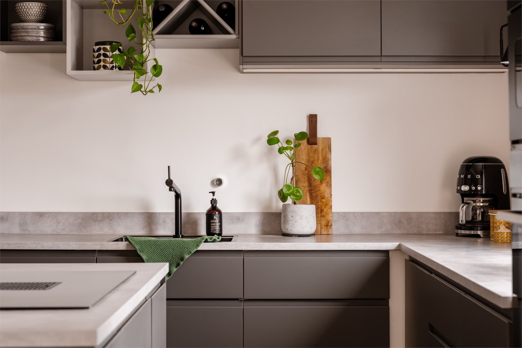 Mørk innredning med lys benkeplate gir et eksklusivt preg.