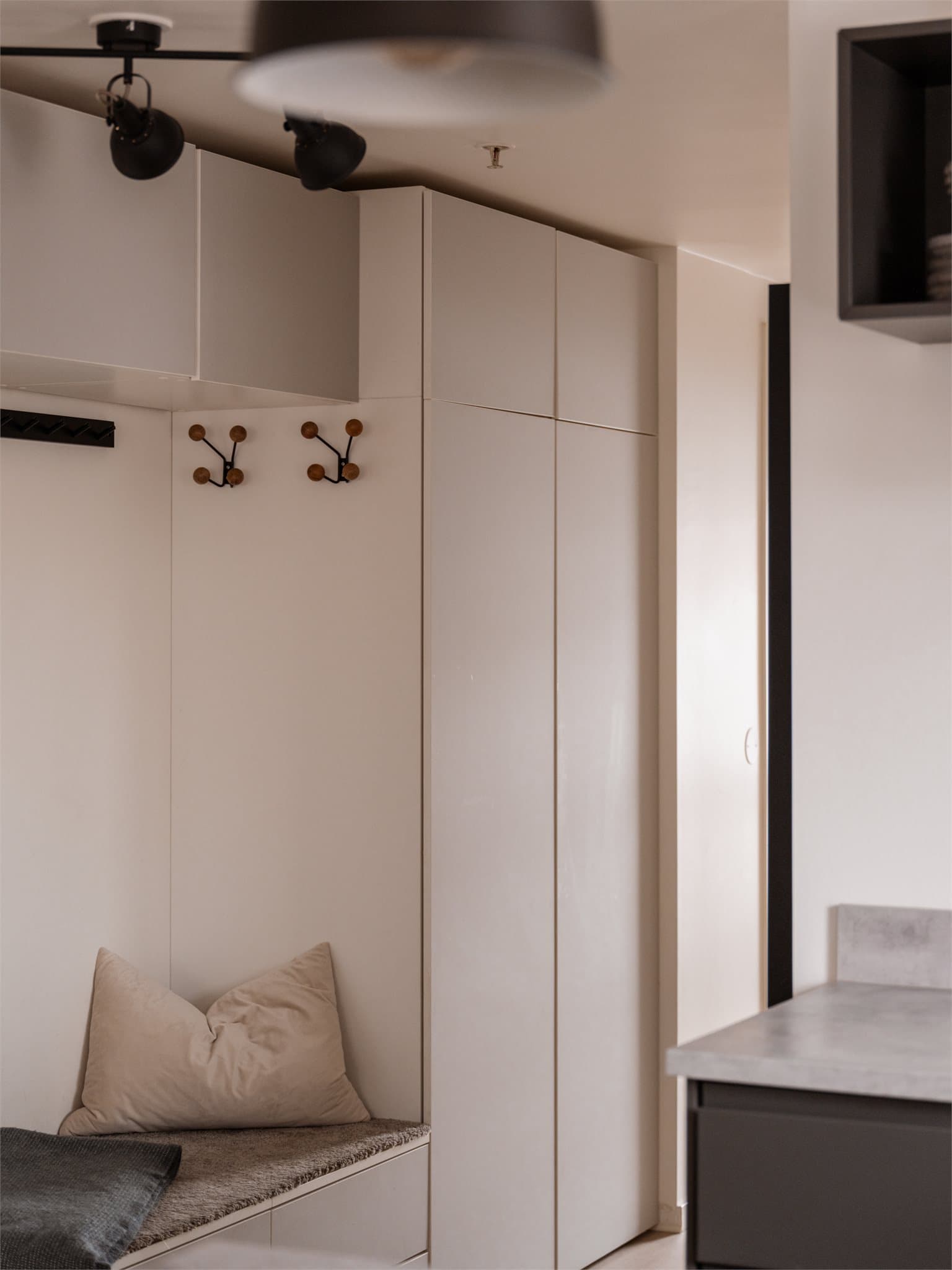 Skapene i entréen er både praktiske og delikate.