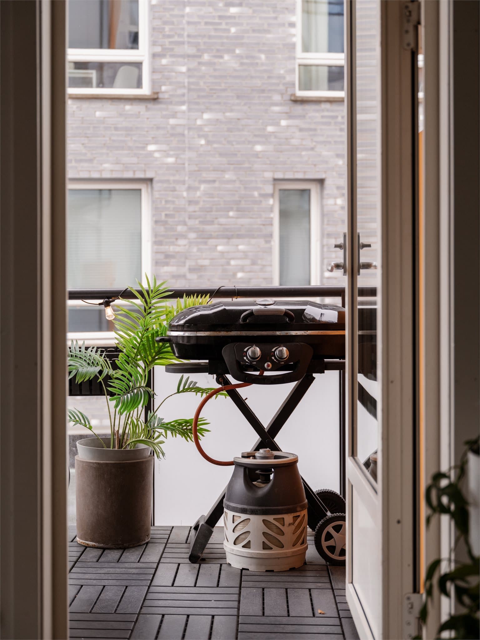 Bli med ut på balkongen!