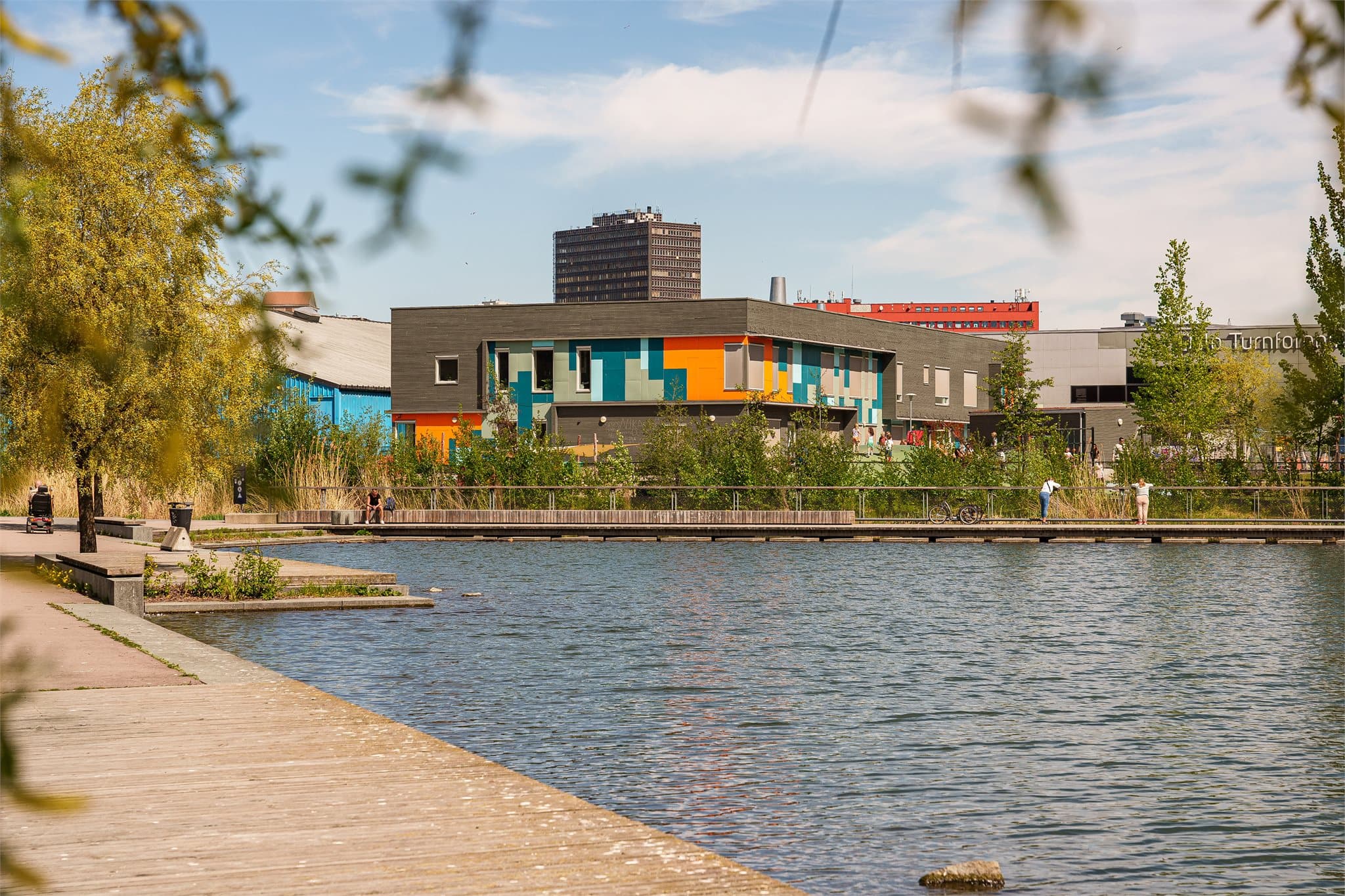 Teglverksdammen byr på rolige stunder i vannkanten, yrende fugleliv og flotte turområder i begge retninger.
