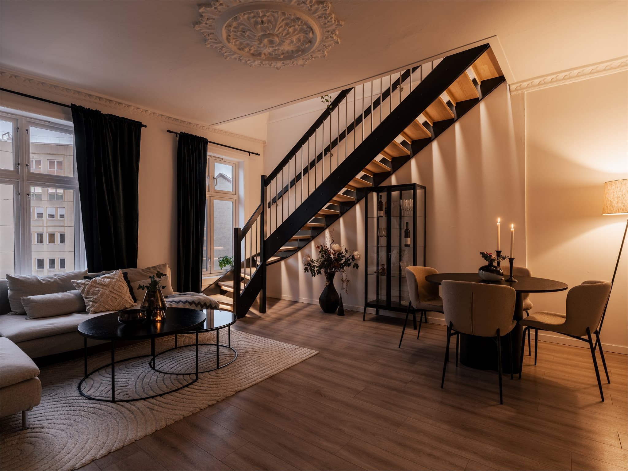 Leiligheten strekker seg over to plan og underetasjen er av det klassiske slaget.