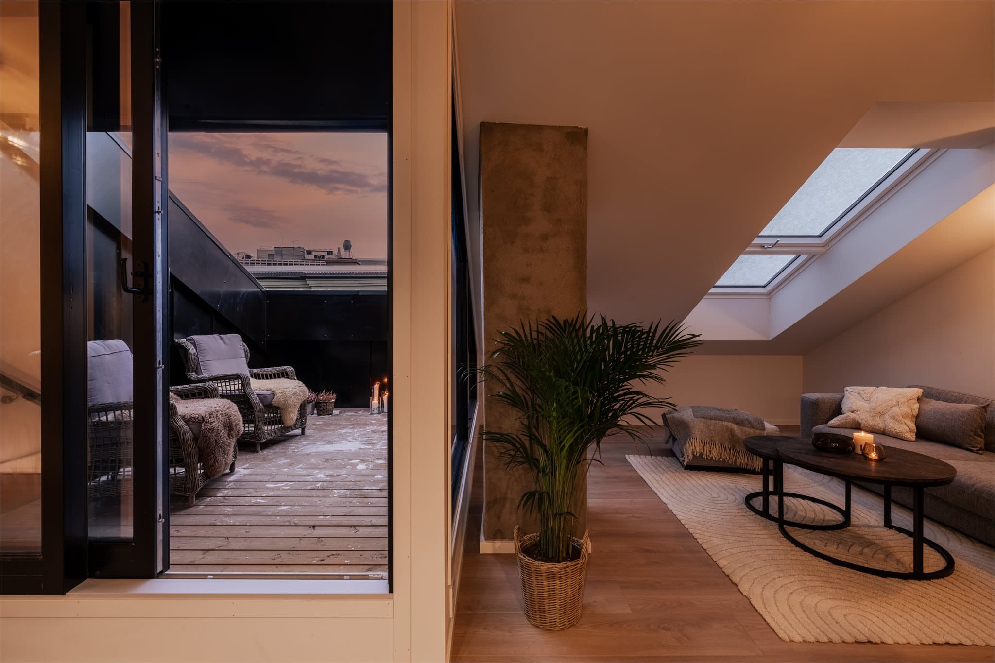 Skyvedøren skaper en naturlig overgang mellom inne- og uterom.