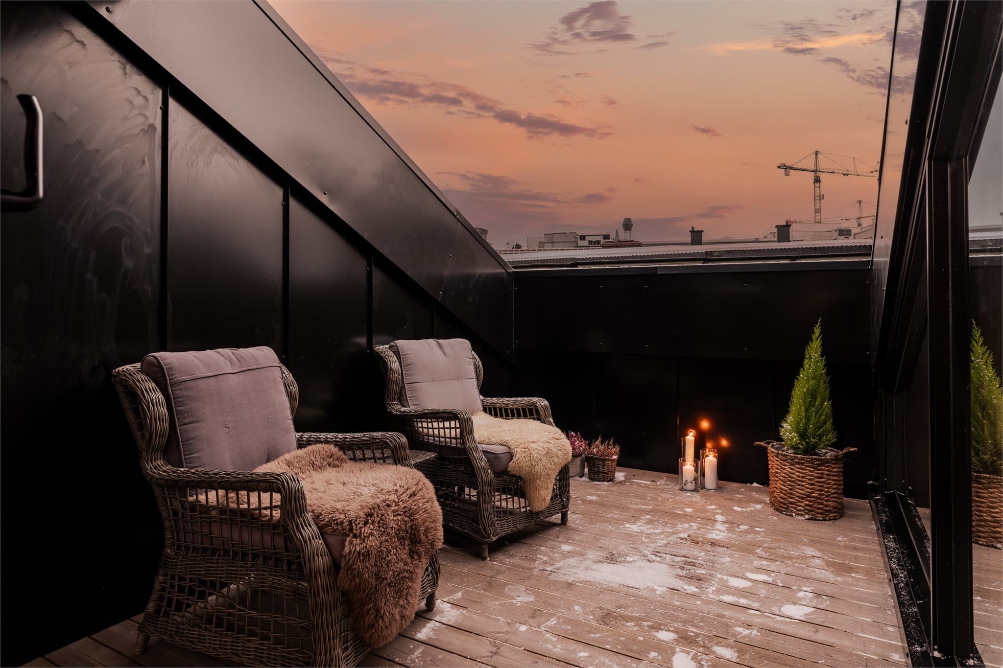 Dere vil garantert verdsette en herlig og usjenert uteplass; nemlig deres egen takterrasse!