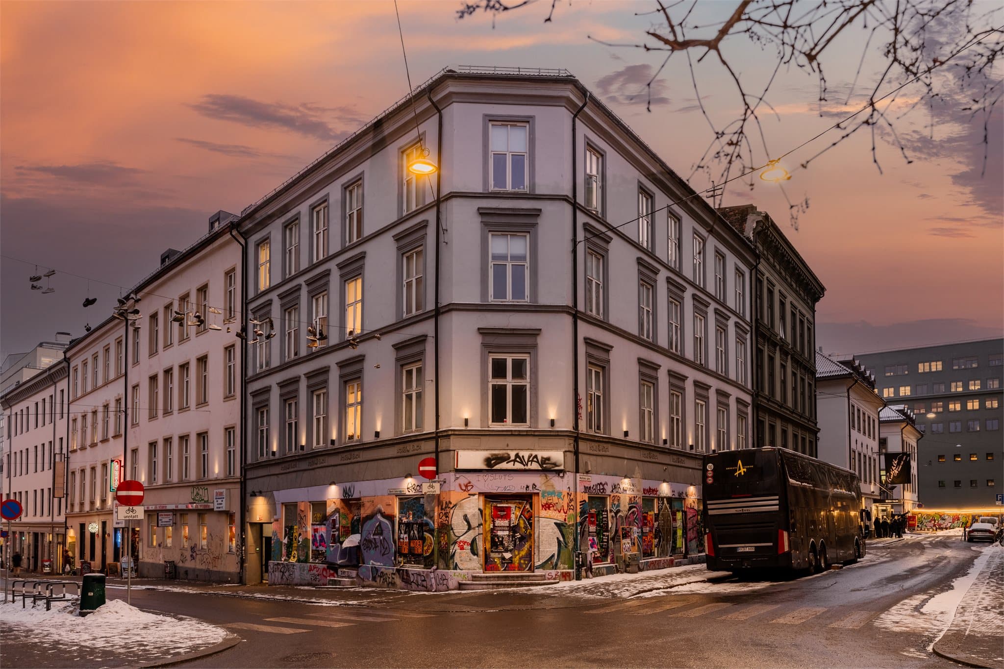 Meget sentral beliggenhet med alle byens fasiliteter like utenfor døren.