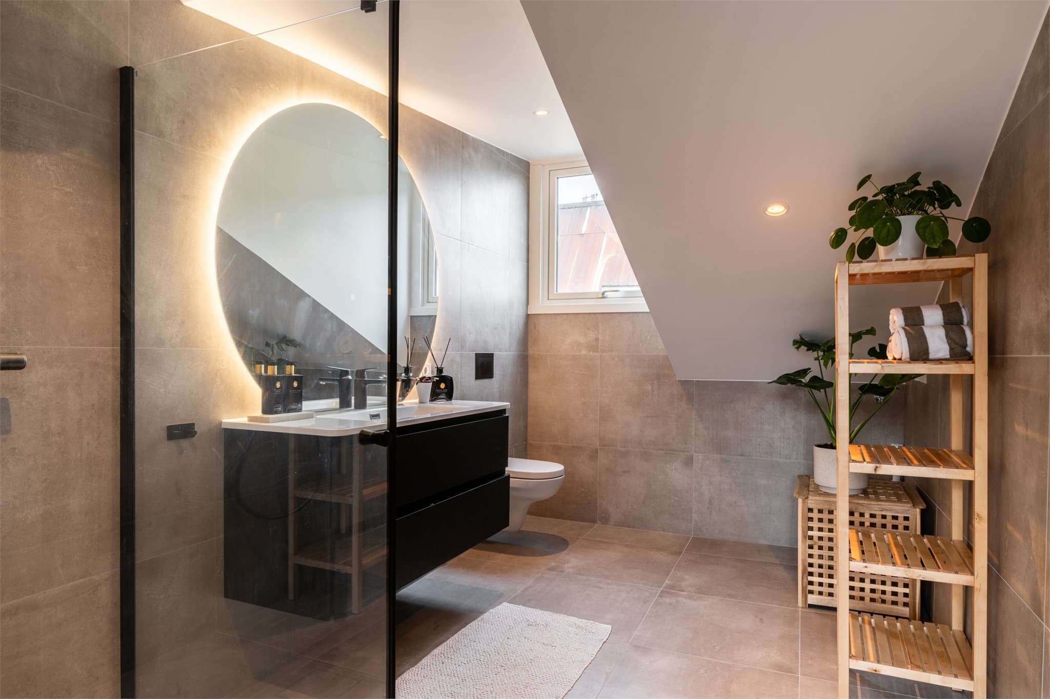 Nytt, lekkert bad med deilig varme i gulvet.