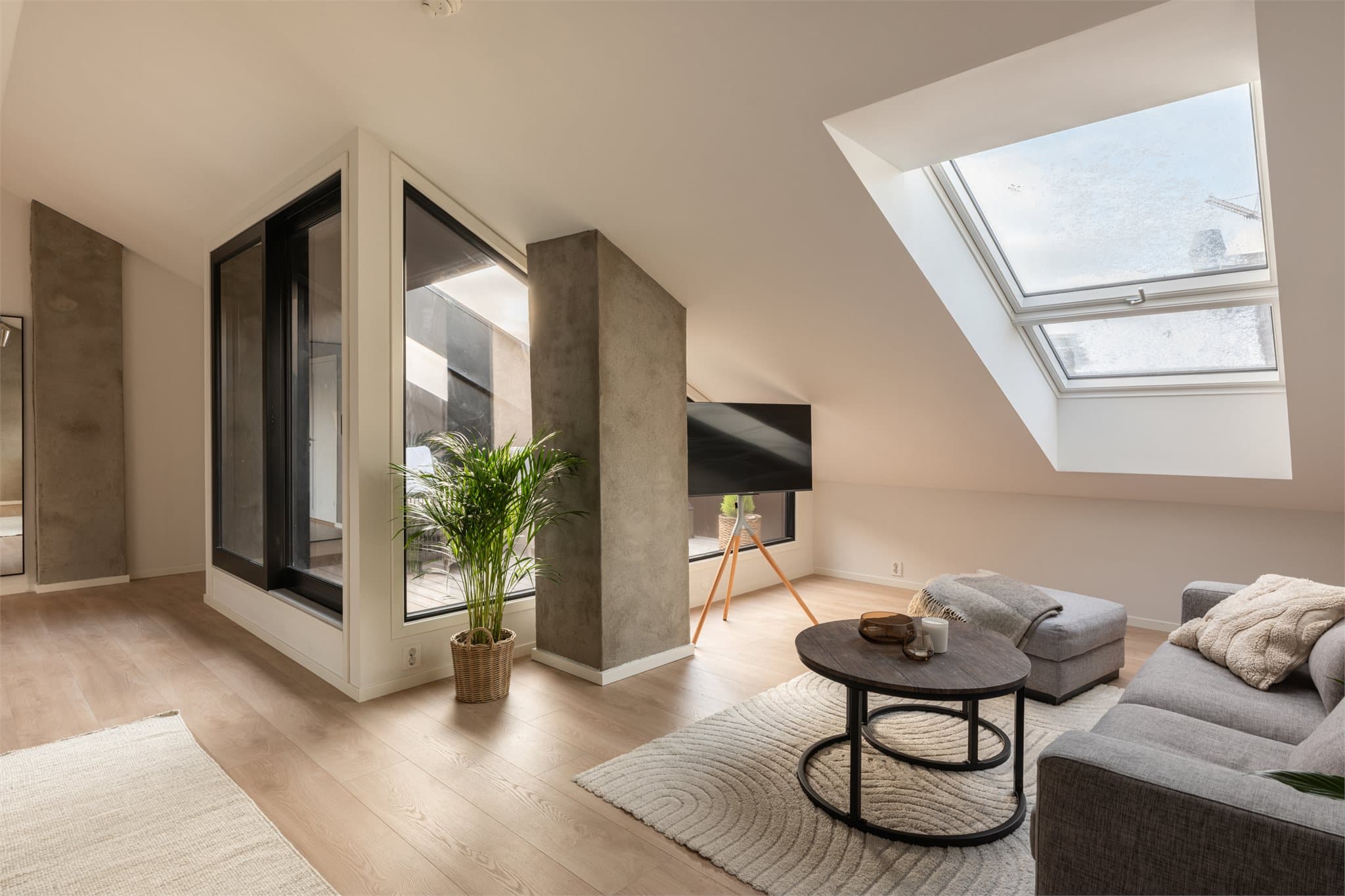 Det er satt inn nye takvinduer som øker romfølelsen.