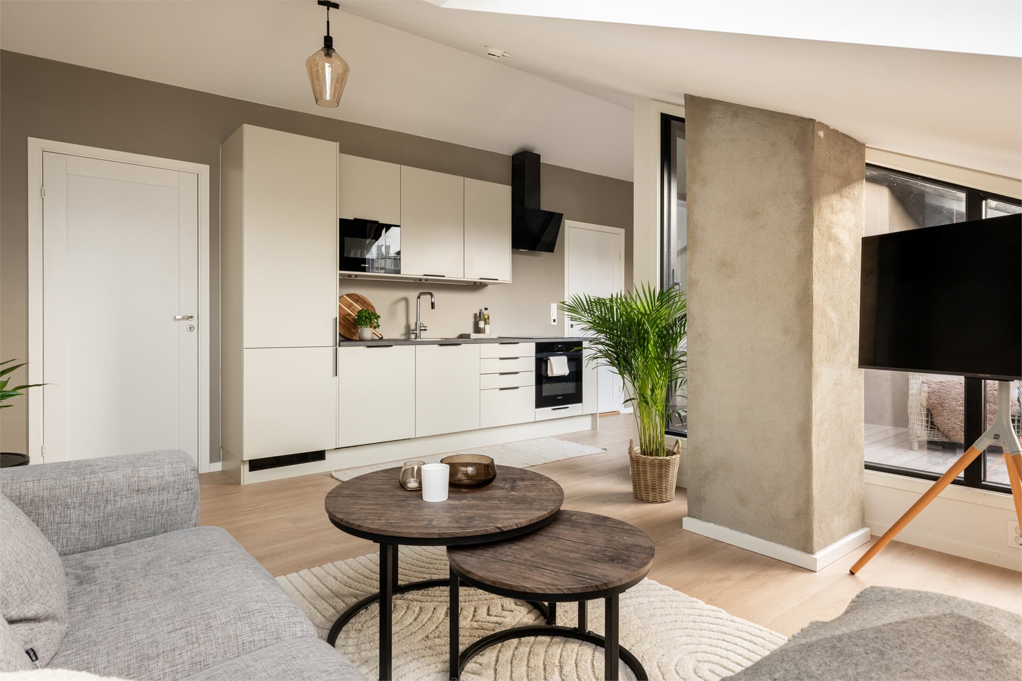 Stilrent kjøkken i åpen løsning.