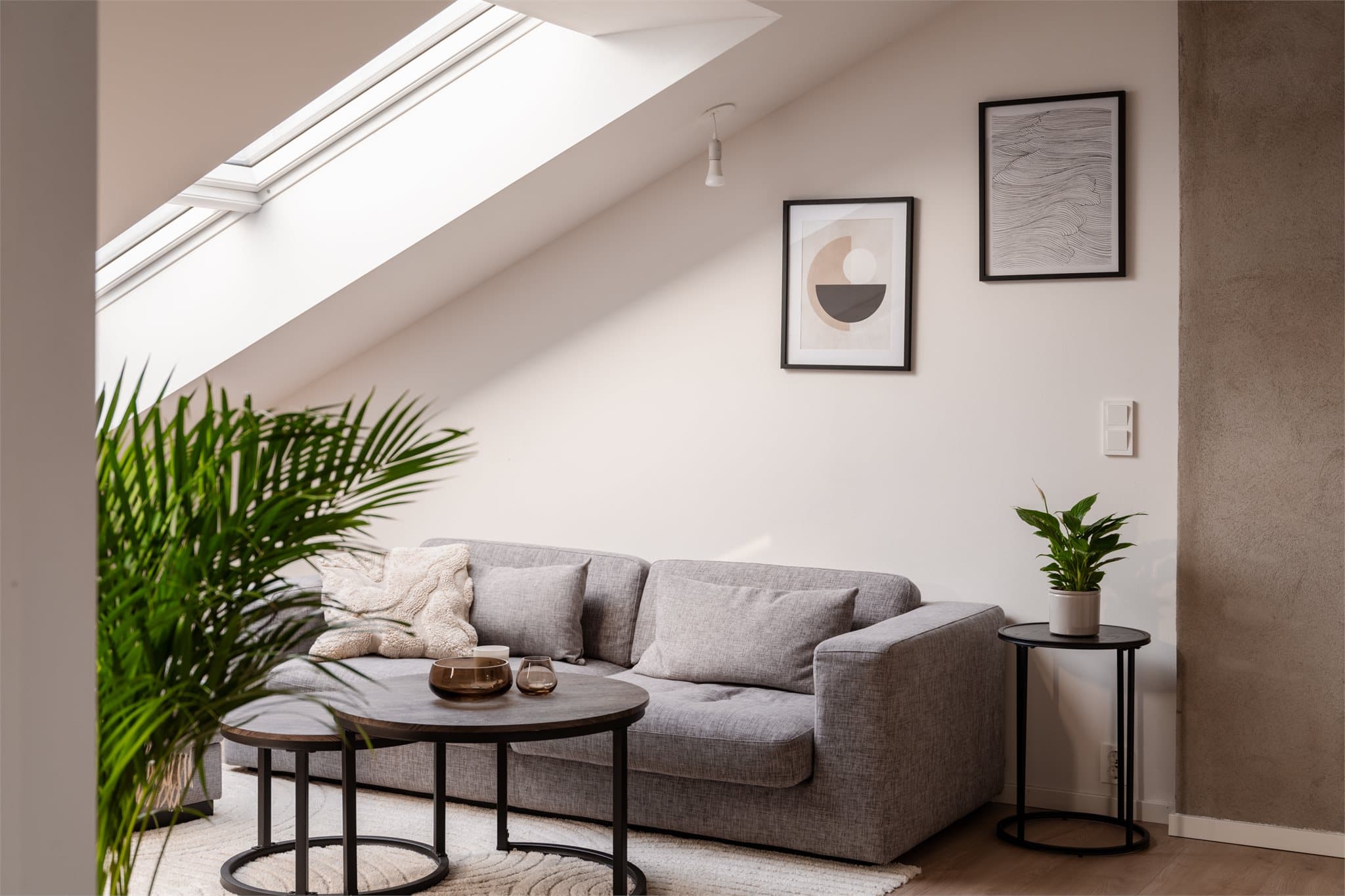 Velegnet plass til en sofagruppe eller spiseplass i tilknytning til kjøkkenet.