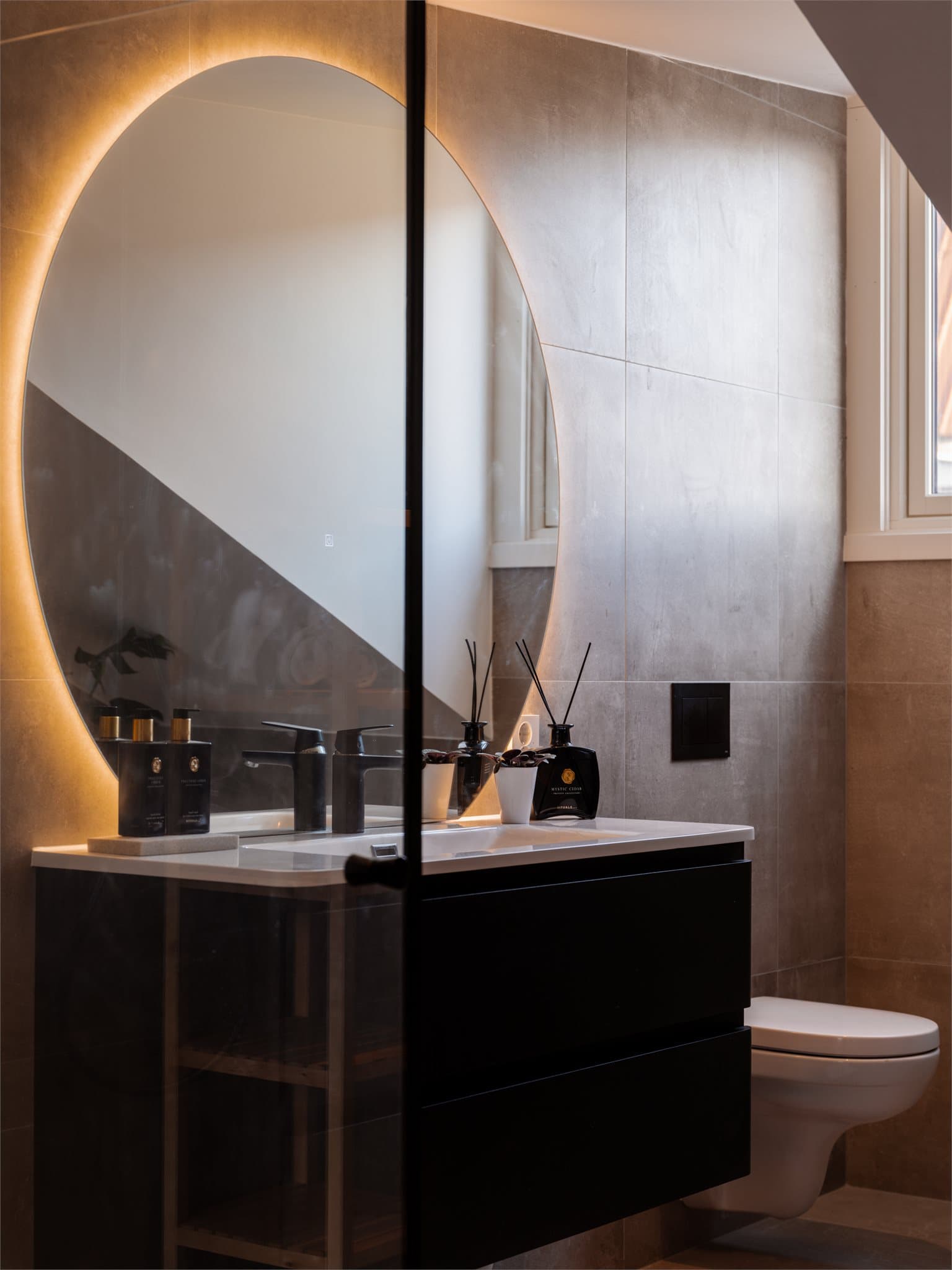 Lekker baderomsinnredning og stort speil med integrert belysning.