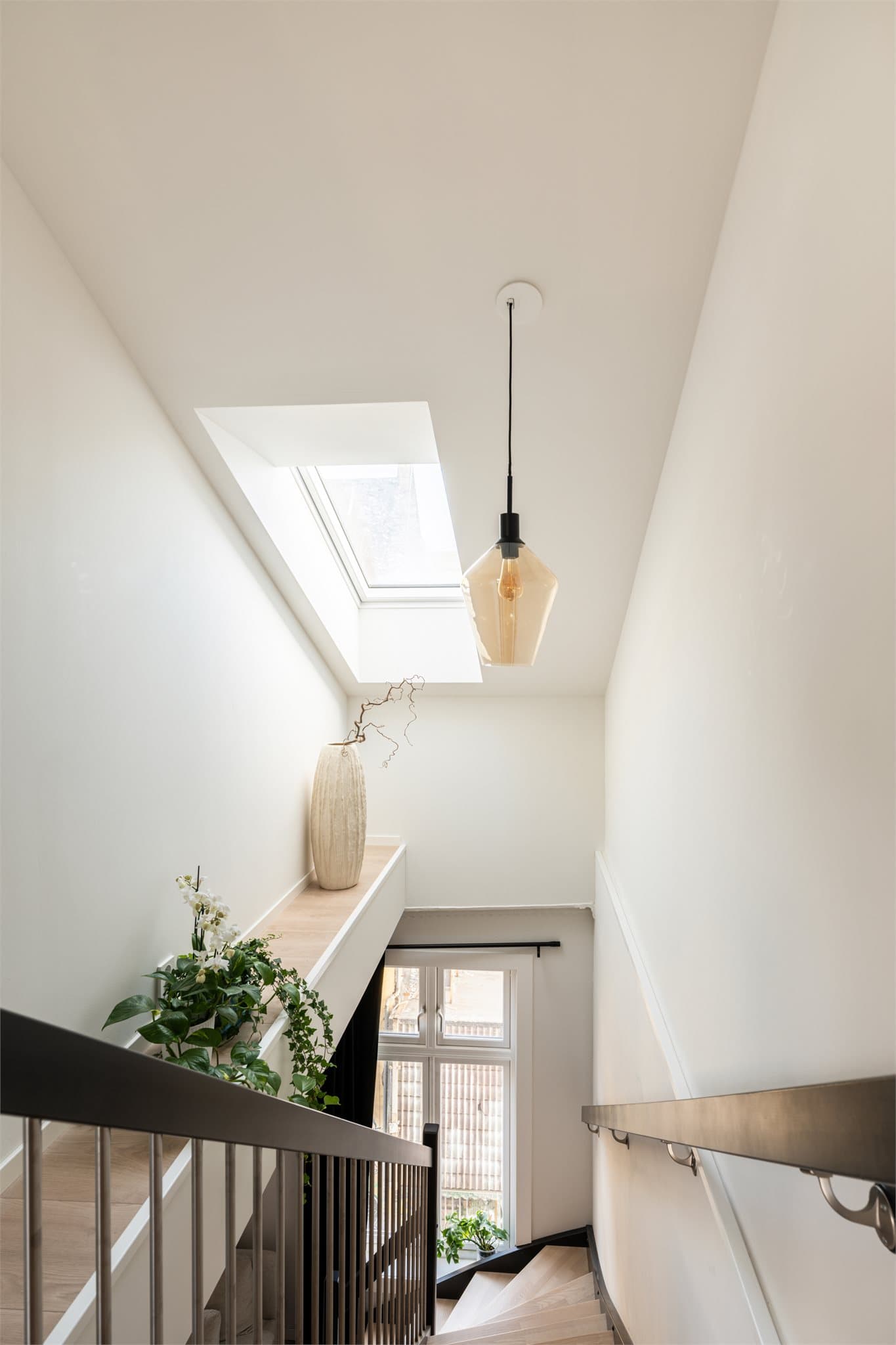 Pratisk hylleløsning i trapperommet - perfekt for både pyntegjenstander og oppbevaring.