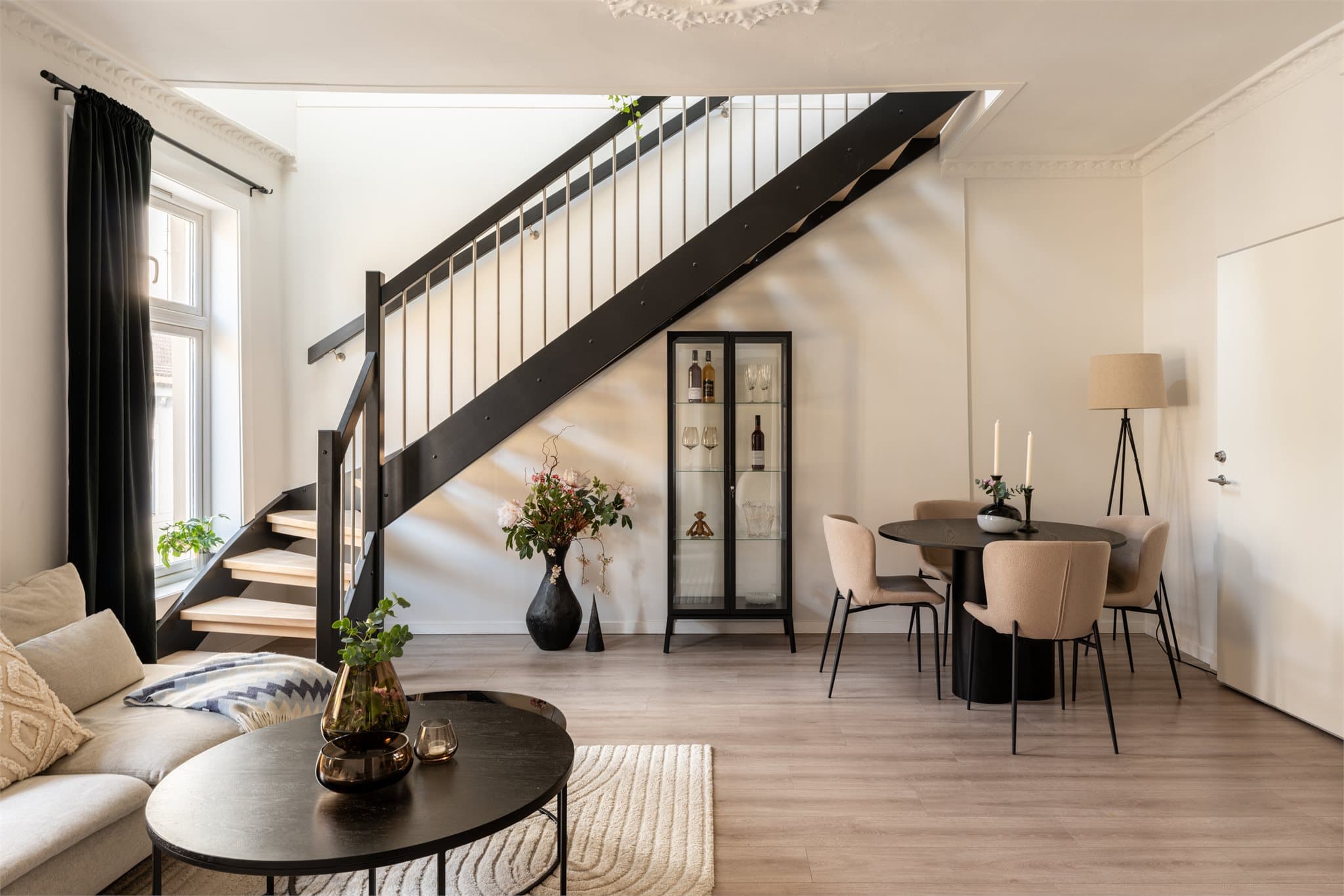 Lys og delikat stue med luftig atmosfære.