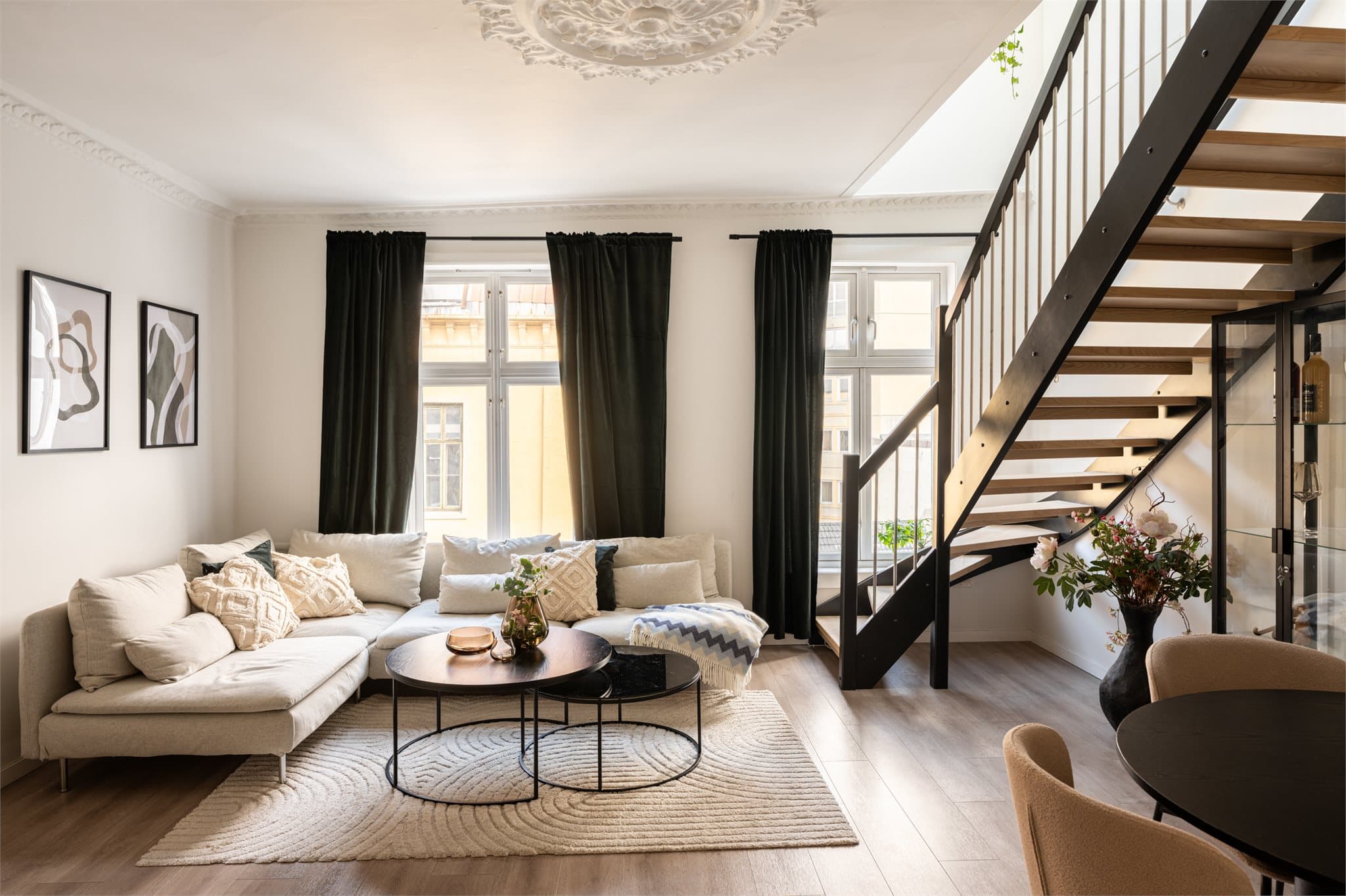 Den gode størrelsen gjør det enkelt å innrede med både spisegruppe og en romslig sofaseksjon.