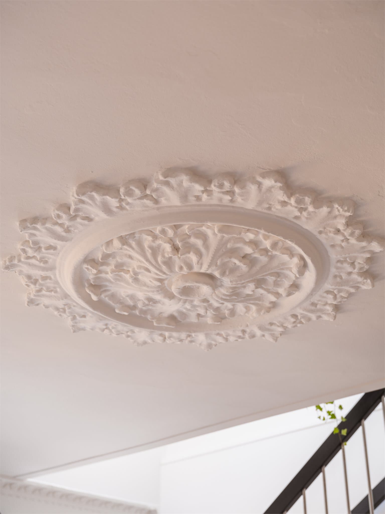 I tillegg er en flott rosett midtpunktet i himlingen.