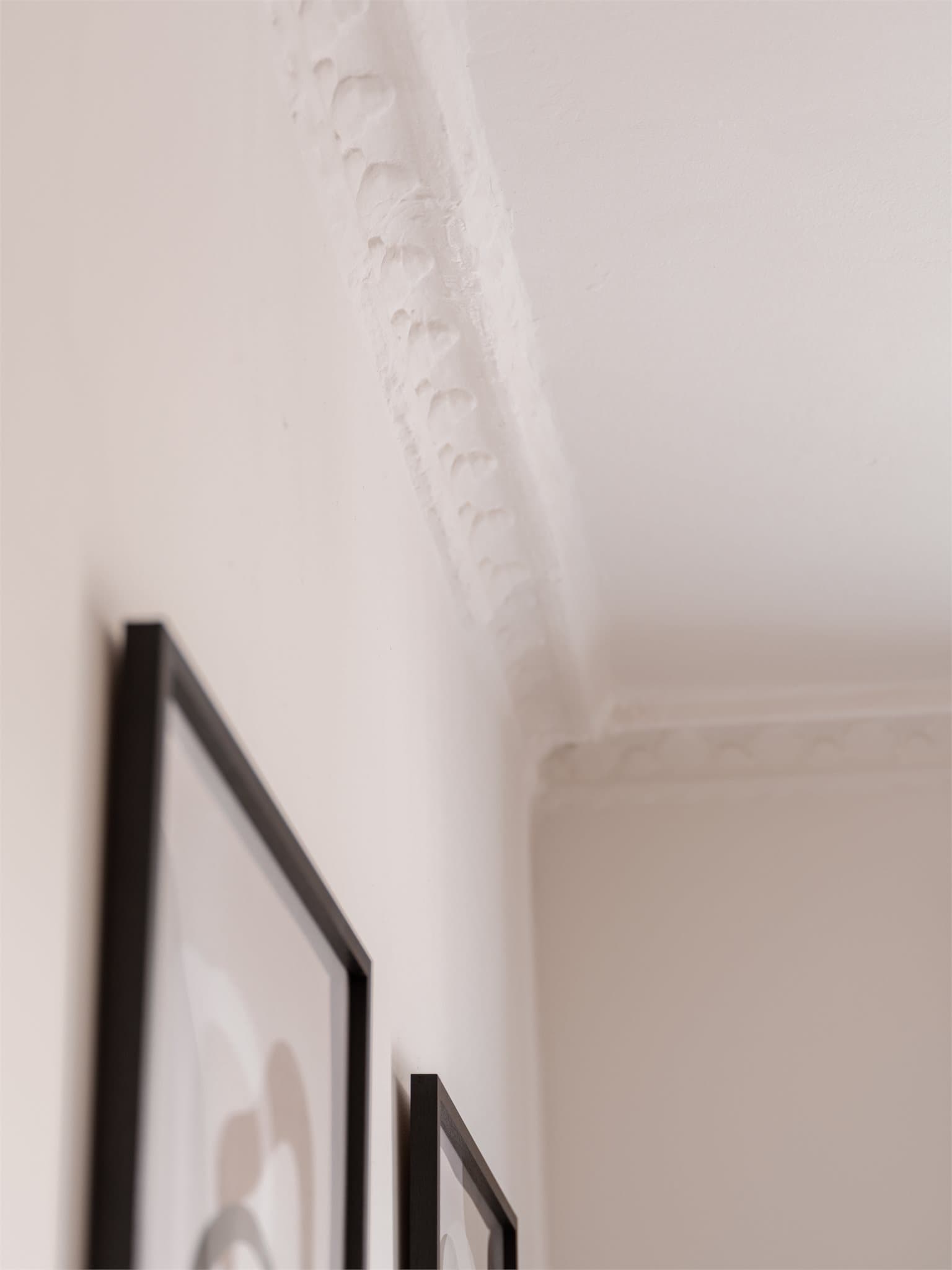 Stuen har flott stukkatur som gir rommet særpreg.