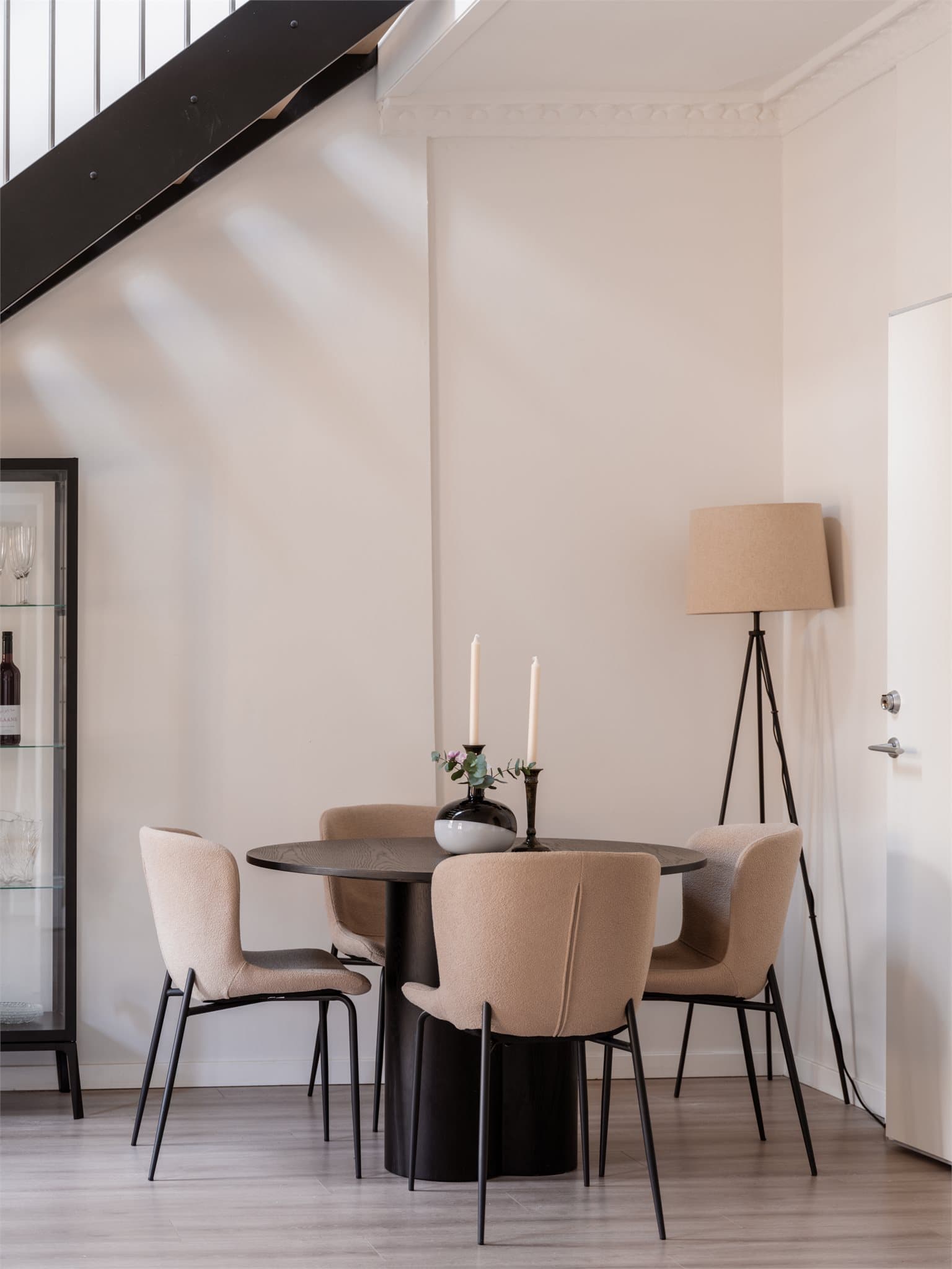 Et hyggelig spisebord finner sin naturlige plass og innbyr til sosiale lag, så vel som hverdagslige måltider med familien.