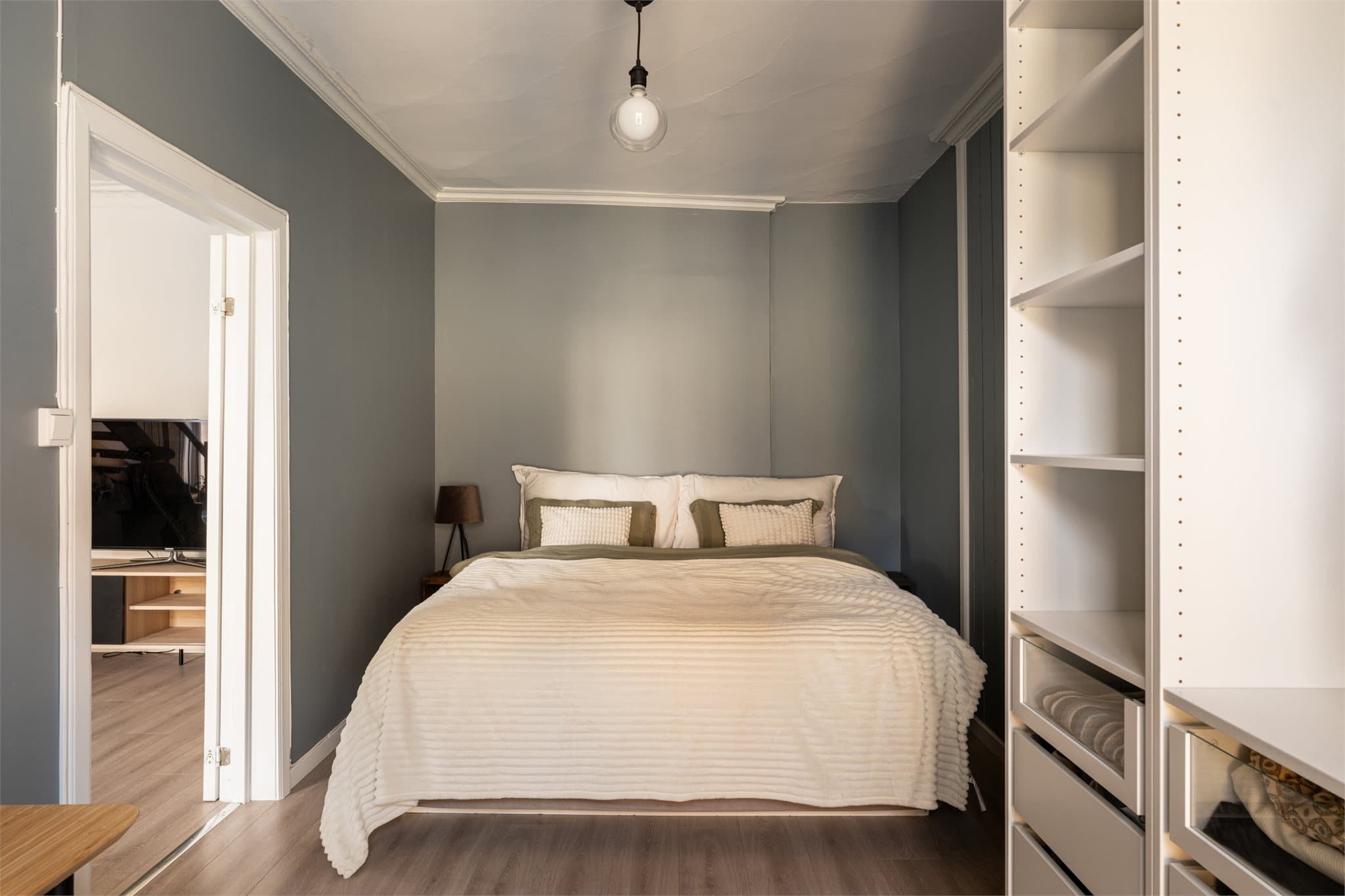 Et stort og innbydende soverom med god plass til dobbeltseng.