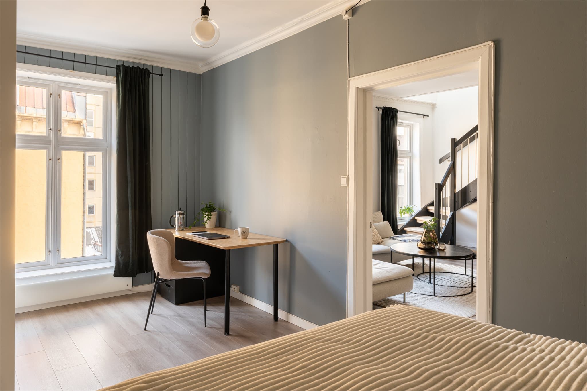 Store vindusflater slipper inn godt med naturlig lys til rommet.