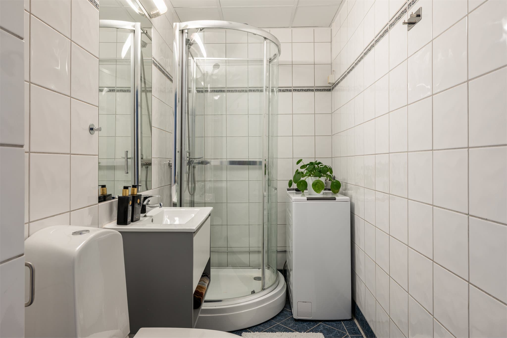 Flislagt bad tilknyttet utleiedelen.