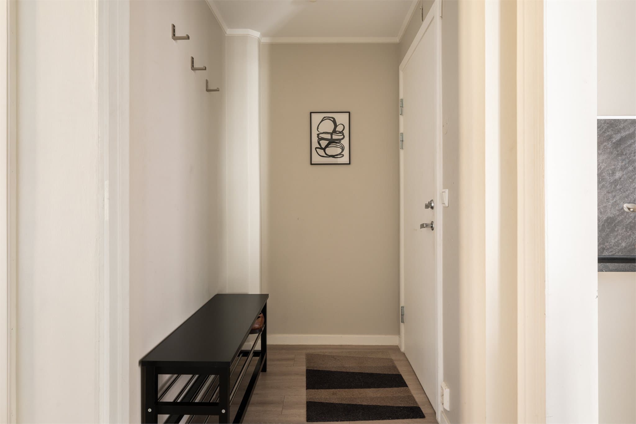 Velkommen hjem! Felles gang for hoveddel og utleiedel.