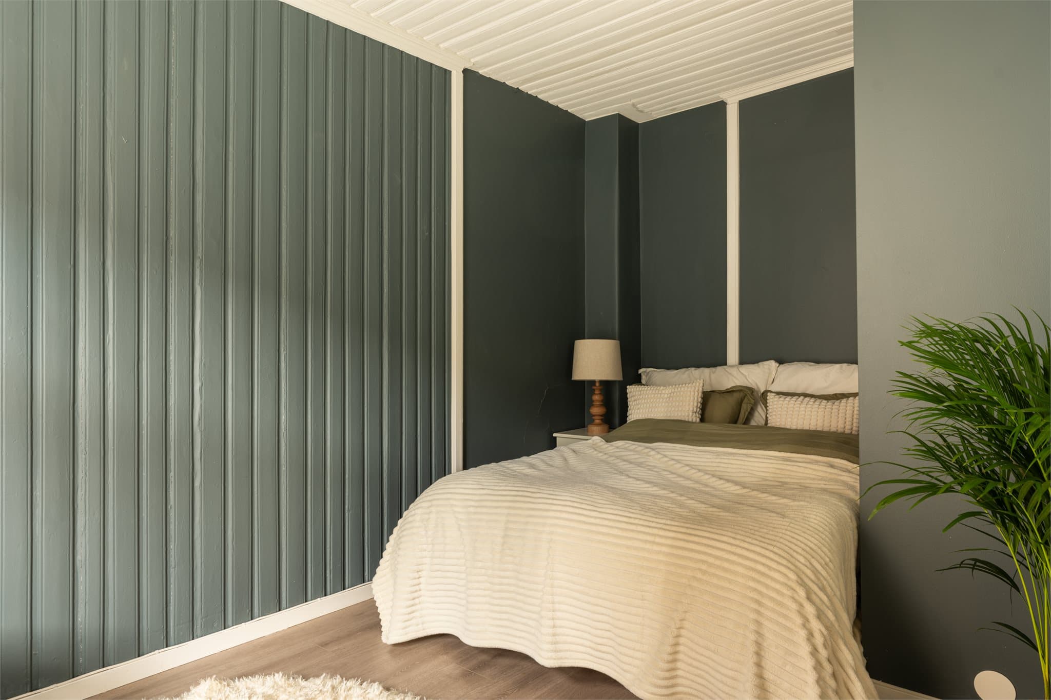 Oppholdsrommet har gode vindusflater som gir godt med naturlig lys, og rommet har plass til både seng og sittegruppe.