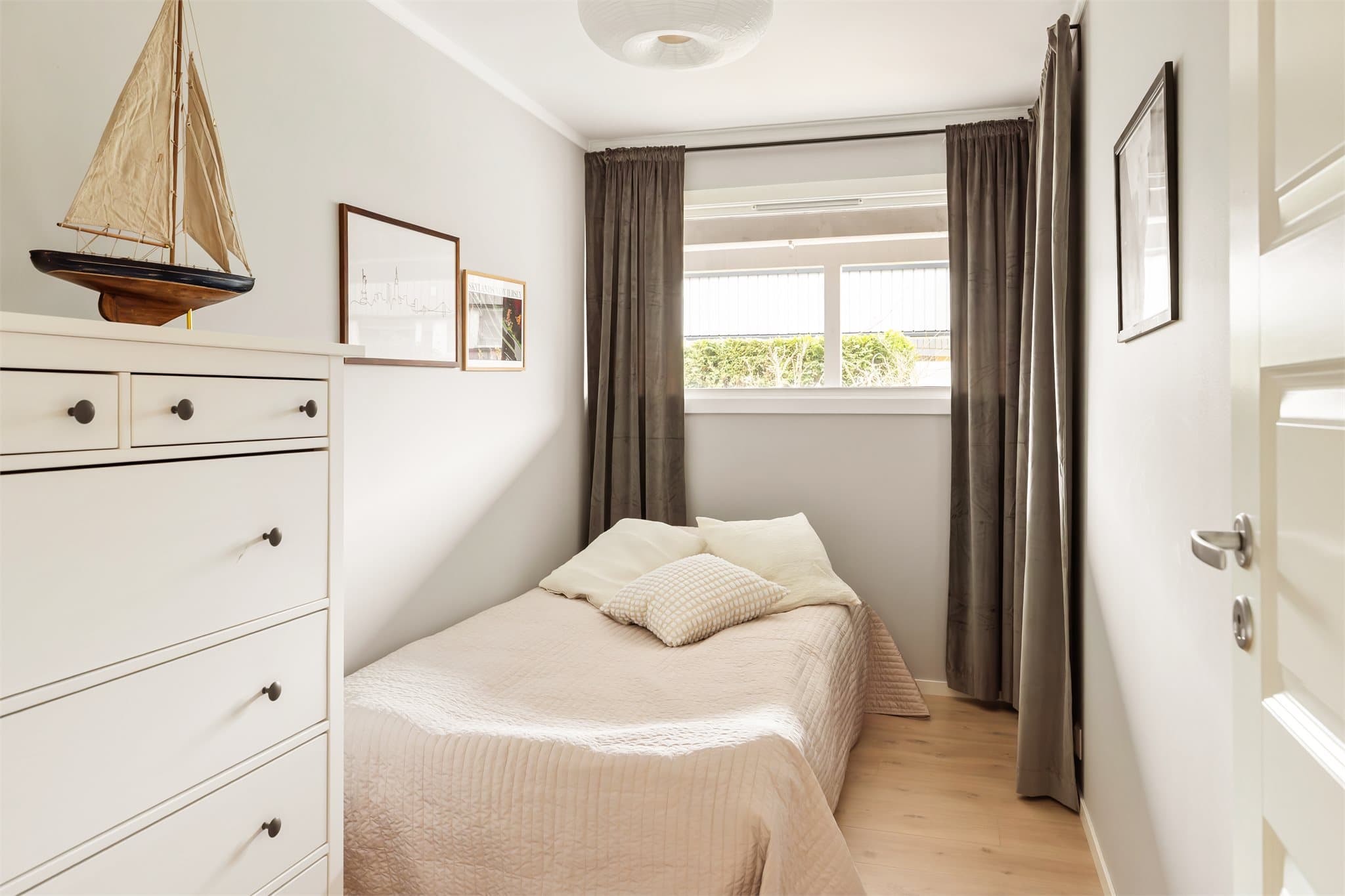 - Her har man plass til seng, lagring og tilhørende møblement -