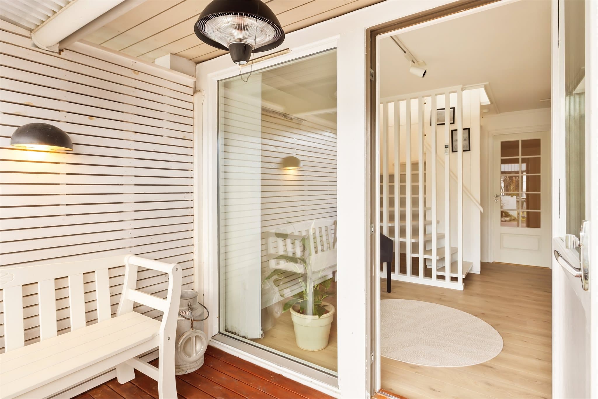 - Fra kjelleretasjen har man direkte adkomst til et flott uteareal -