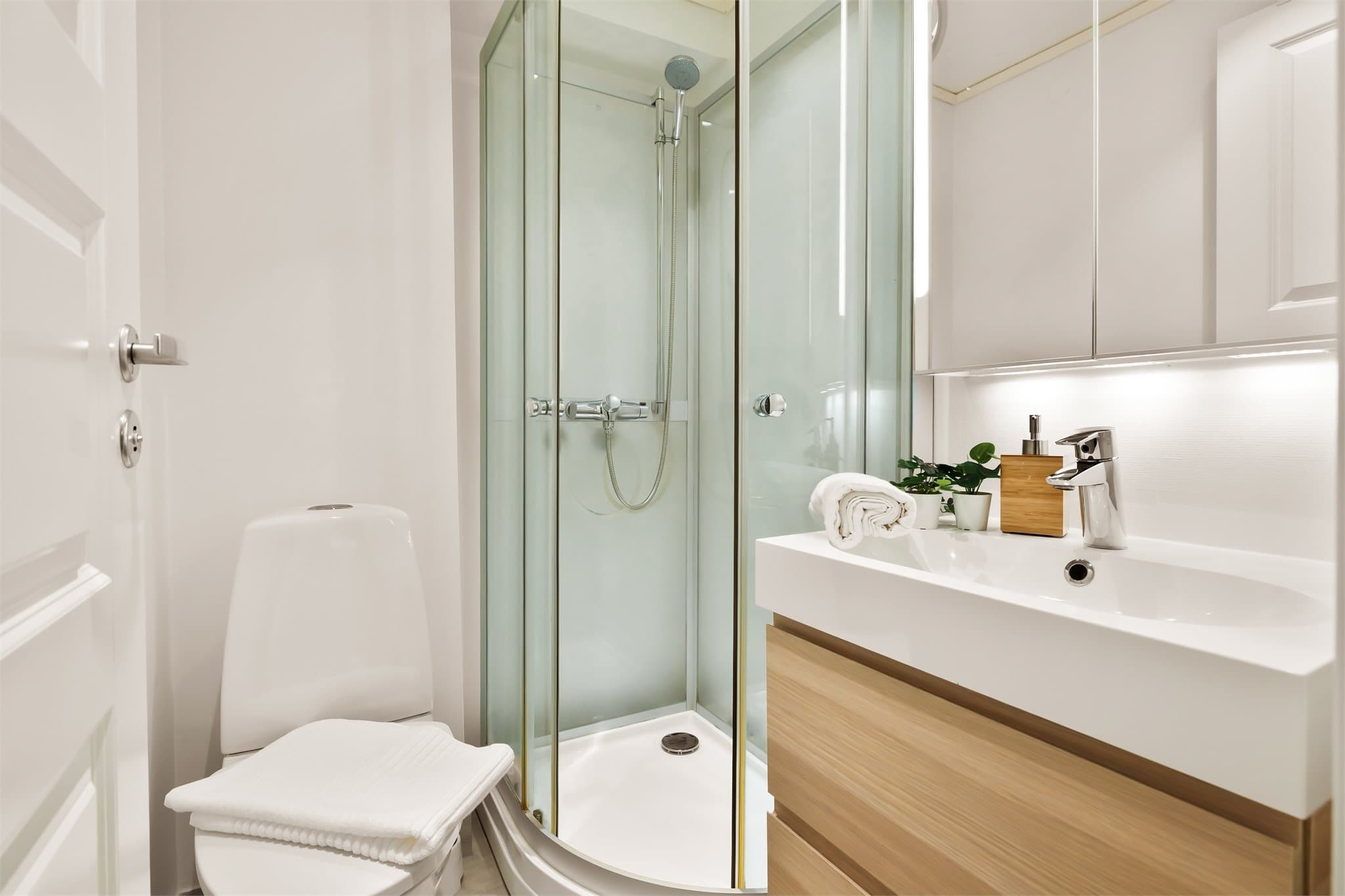 - Bad nr. 2 måler 2,2m² og har varmekabler i gulvet -